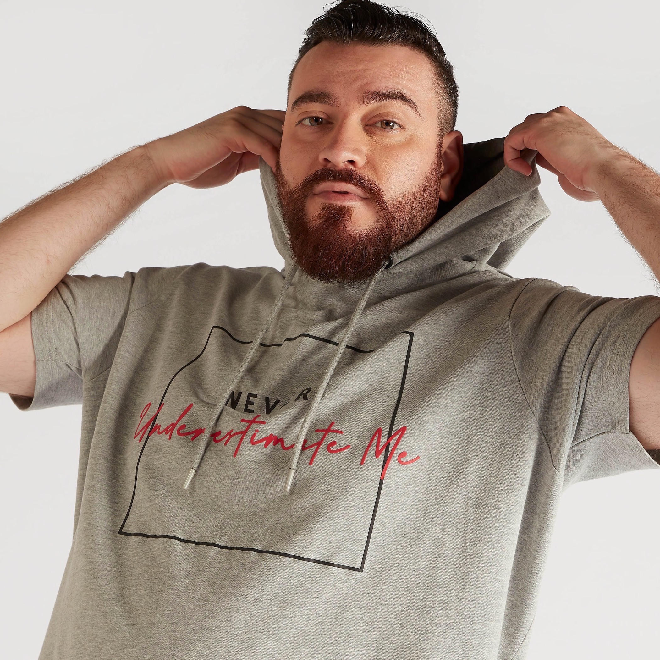 تيشيرت بقبعة وطبعات شعار وأكمام قصيرة ورباط-men-clothing-tshirtsandpolos-tshirts-image-6
