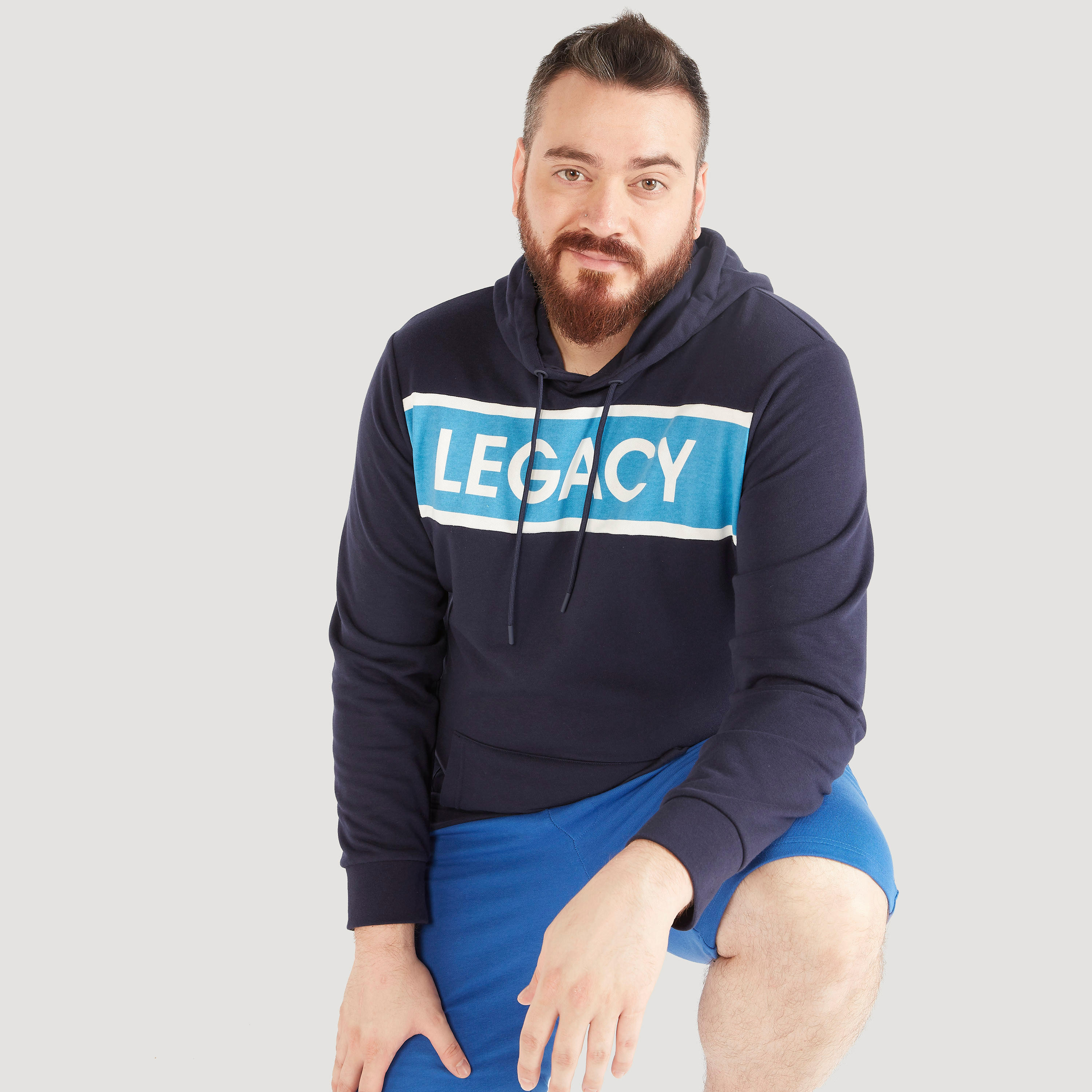 سويت شيرت بقبّعة وطبعات وأكمام طويلة-men-winterwear-hoodiesandsweatshirts-image-1