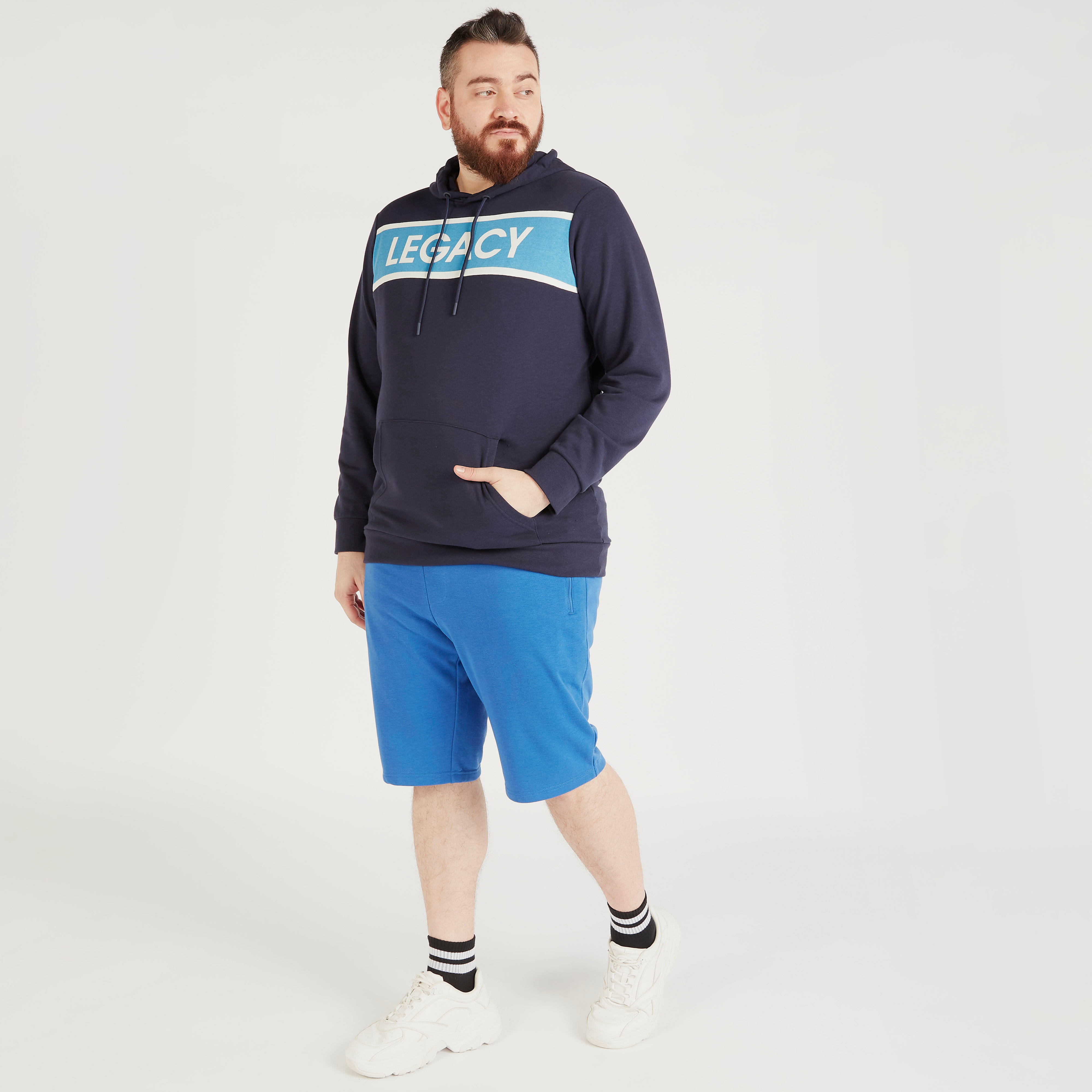 سويت شيرت بقبّعة وطبعات وأكمام طويلة-men-winterwear-hoodiesandsweatshirts-image-2