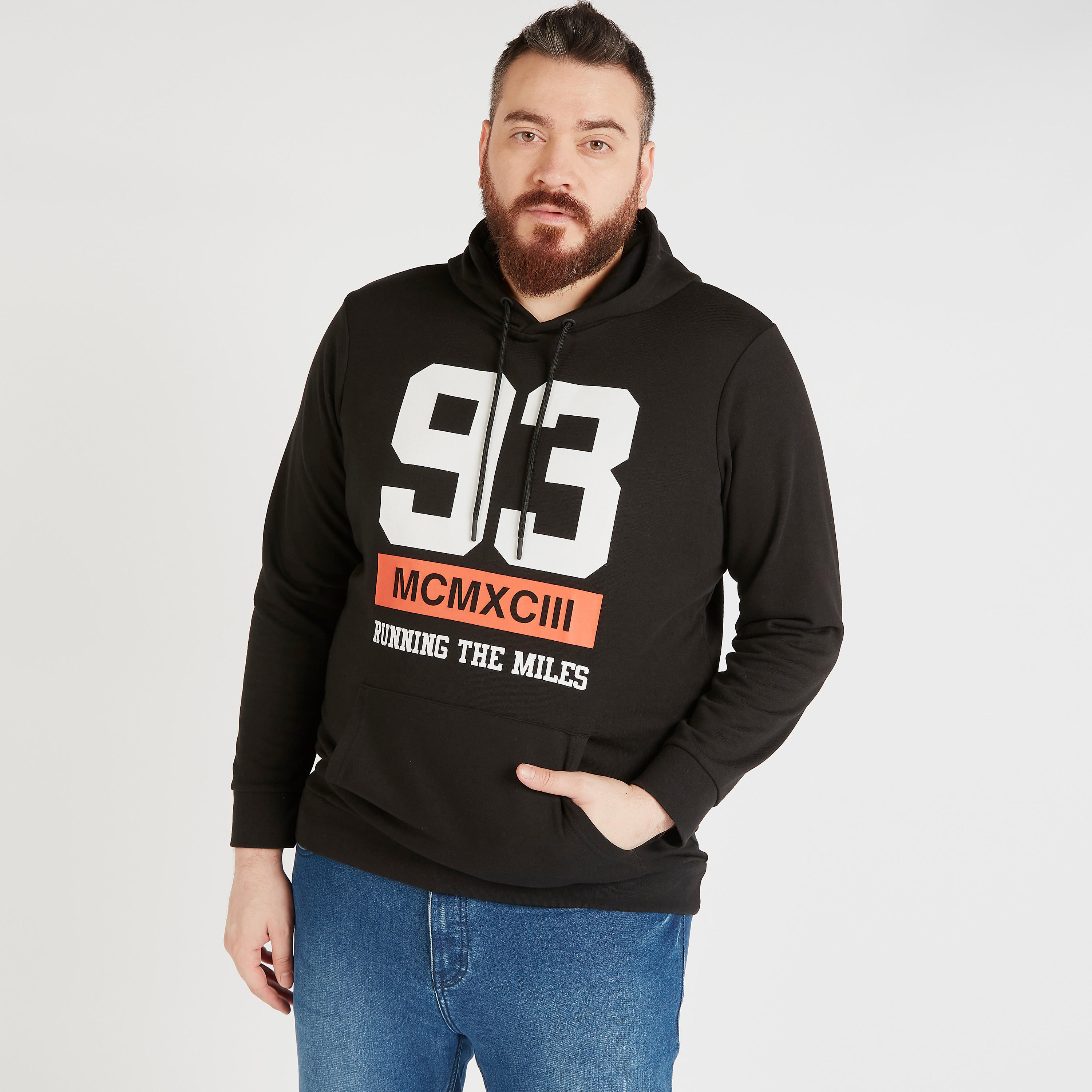 سويت شيرت بقبّعة وأكمام طويلة وطبعات-men-winterwear-hoodiesandsweatshirts-image-1