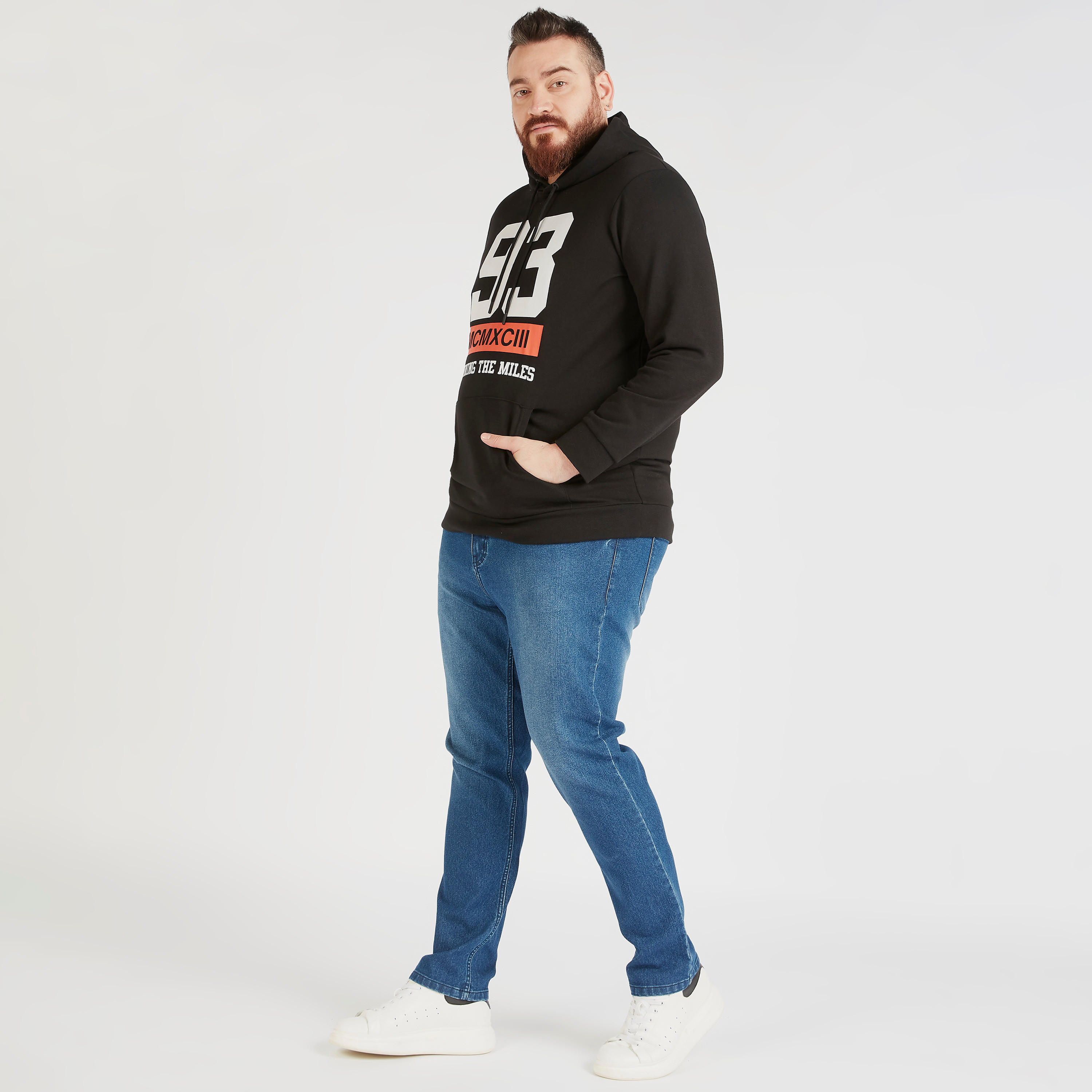 سويت شيرت بقبّعة وأكمام طويلة وطبعات-men-winterwear-hoodiesandsweatshirts-image-2