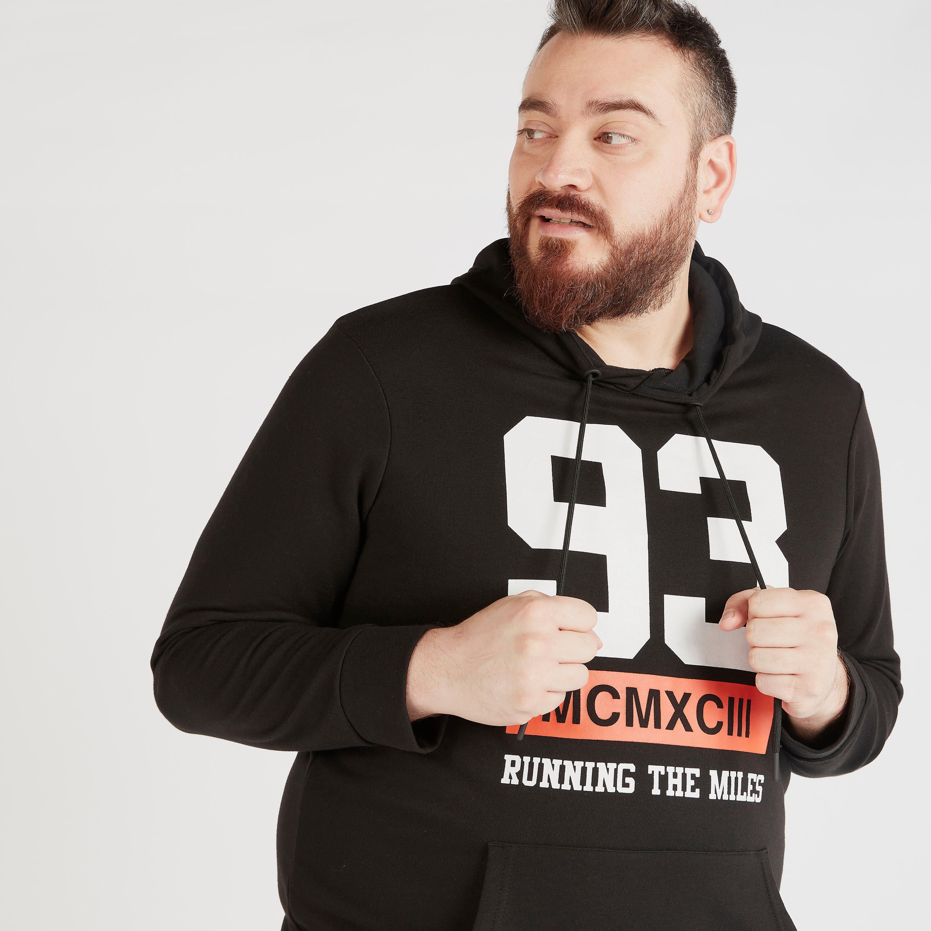 سويت شيرت بقبّعة وأكمام طويلة وطبعات-men-winterwear-hoodiesandsweatshirts-image-3