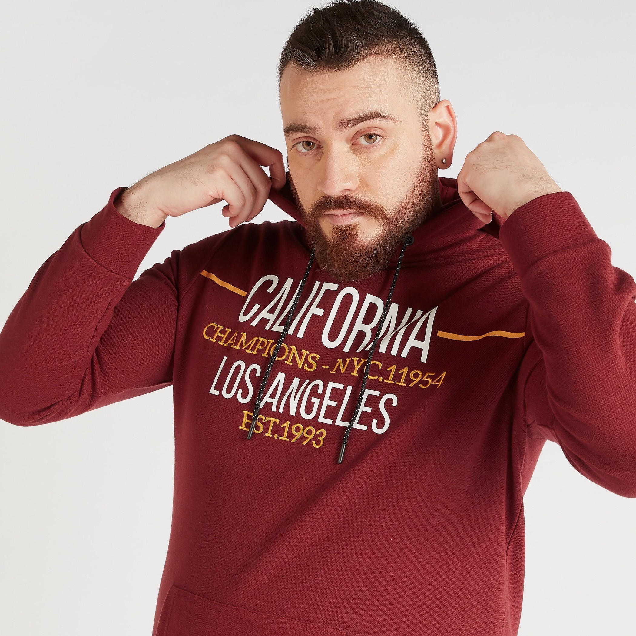 هودي بطبعات وأكمام طويلة وجيوب كنغر-men-winterwear-hoodiesandsweatshirts-image-3
