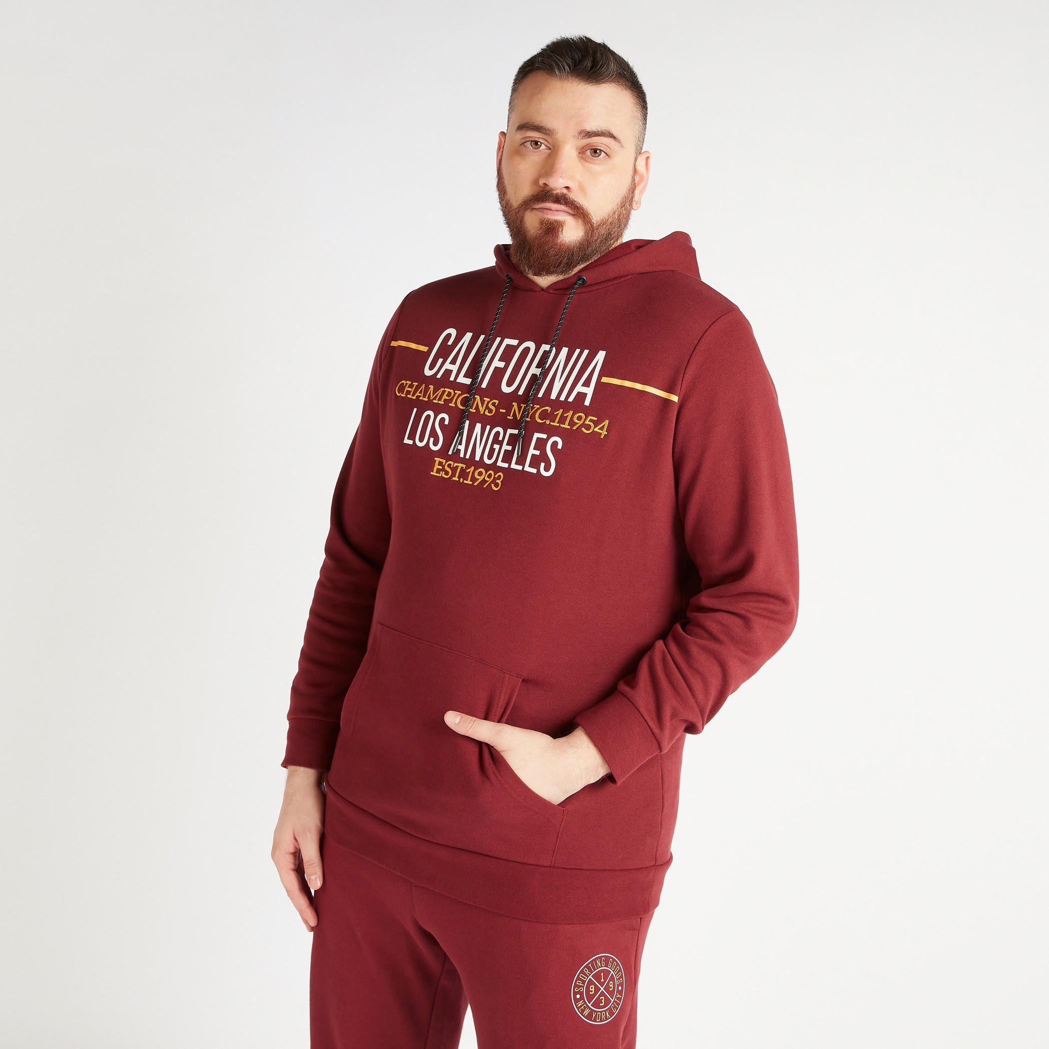 هودي بطبعات وأكمام طويلة وجيوب كنغر-men-winterwear-hoodiesandsweatshirts-image-1