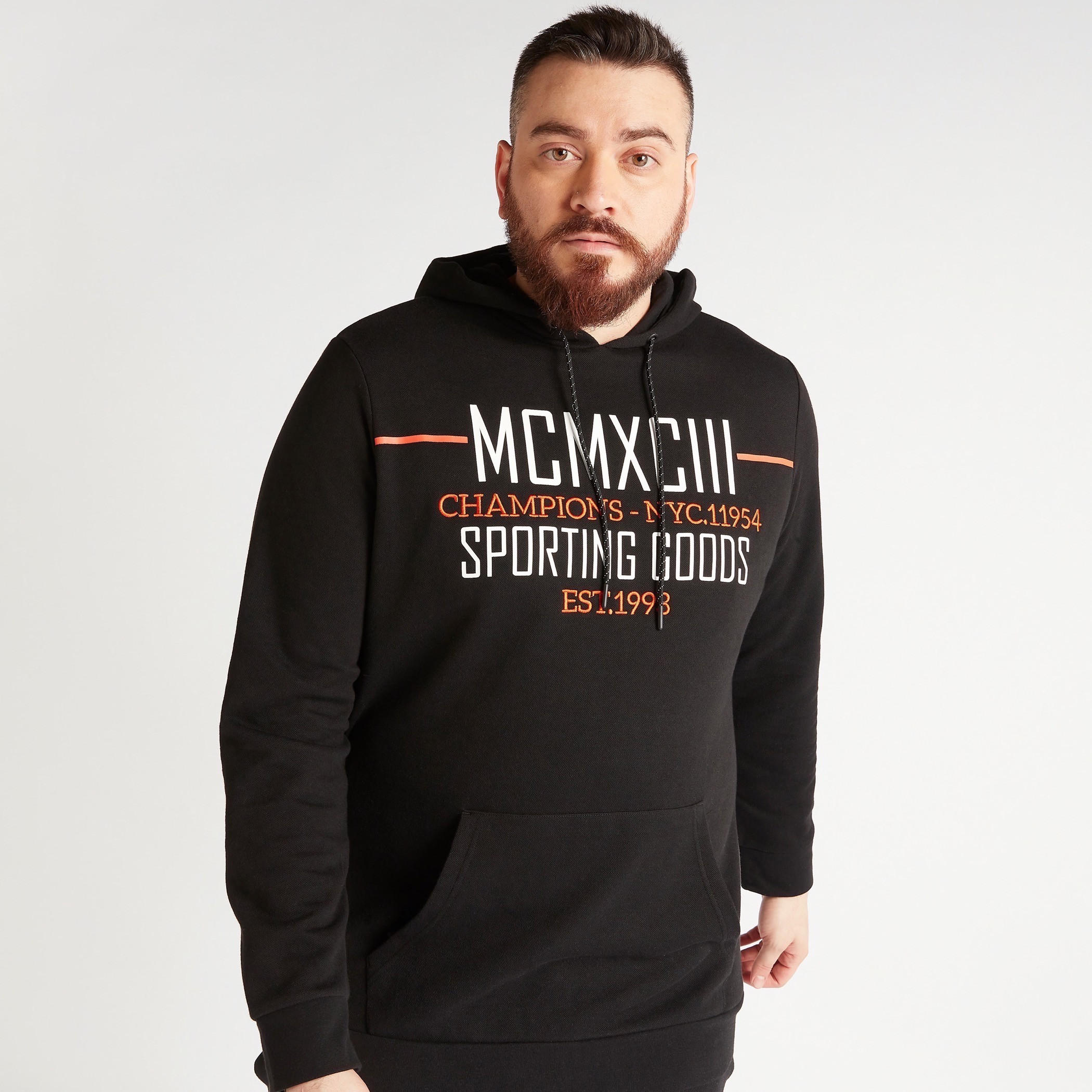 هودي بطبعات وأكمام طويلة وجيوب كنغر-men-winterwear-hoodiesandsweatshirts-image-1