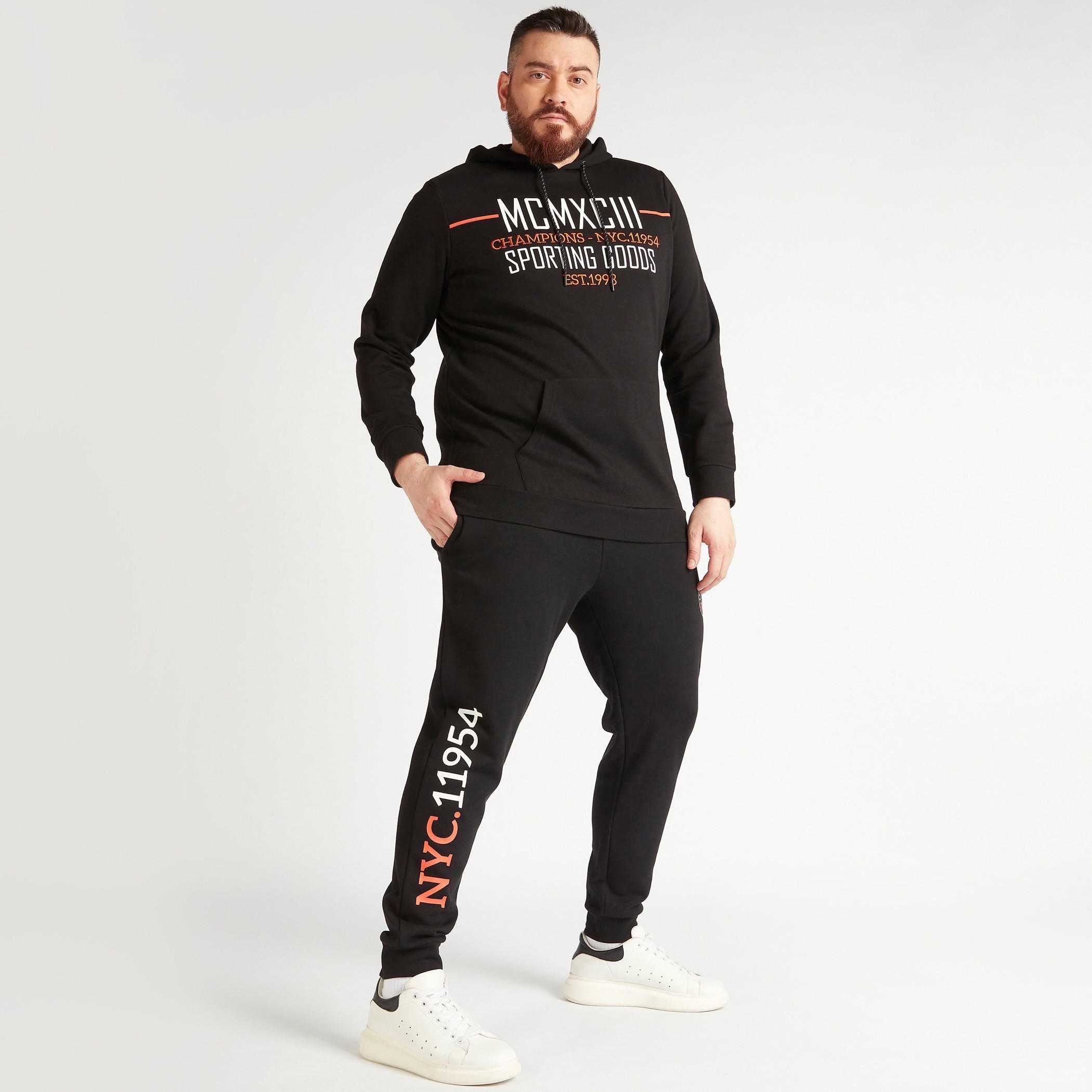 هودي بطبعات وأكمام طويلة وجيوب كنغر-men-winterwear-hoodiesandsweatshirts-image-2