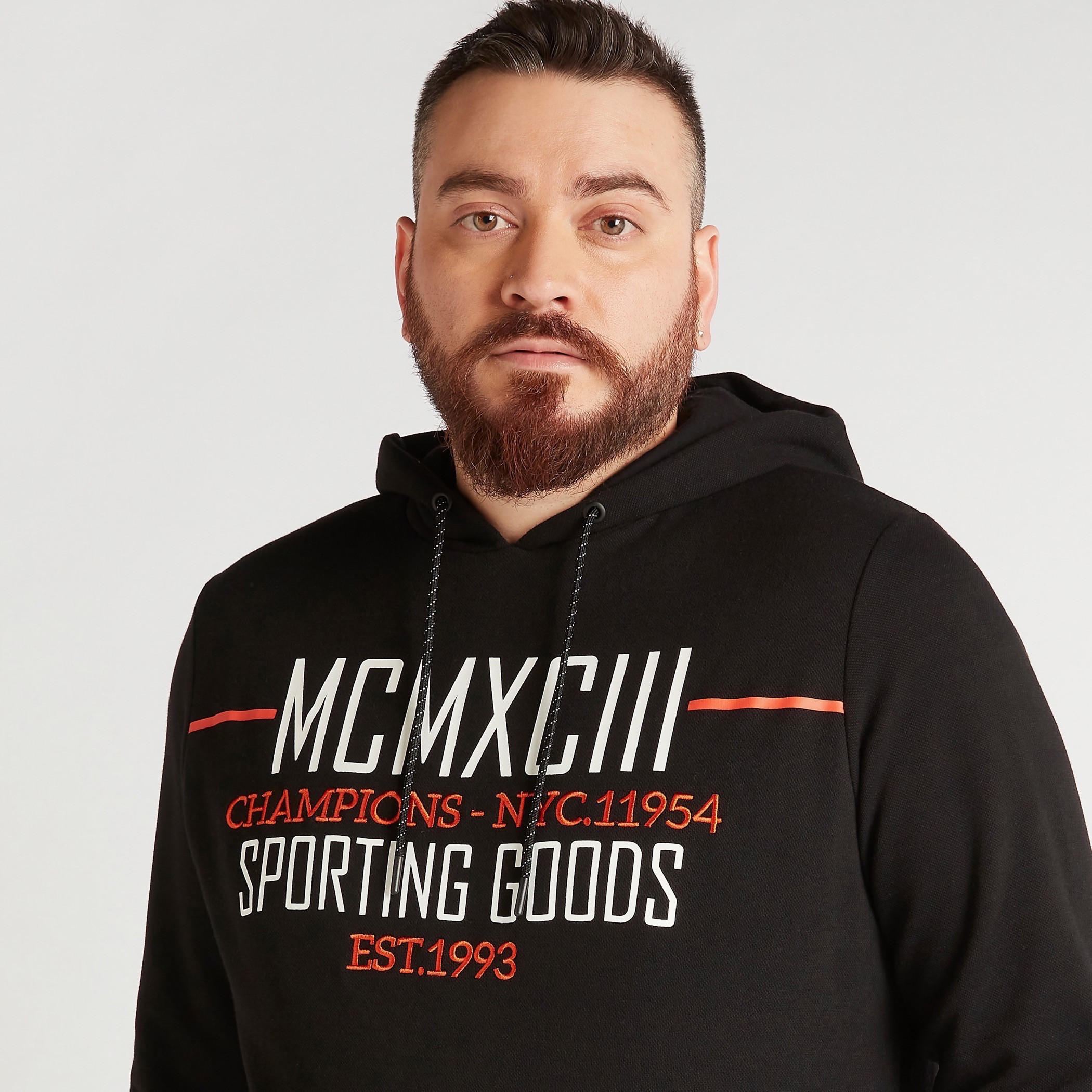 هودي بطبعات وأكمام طويلة وجيوب كنغر-men-winterwear-hoodiesandsweatshirts-image-3