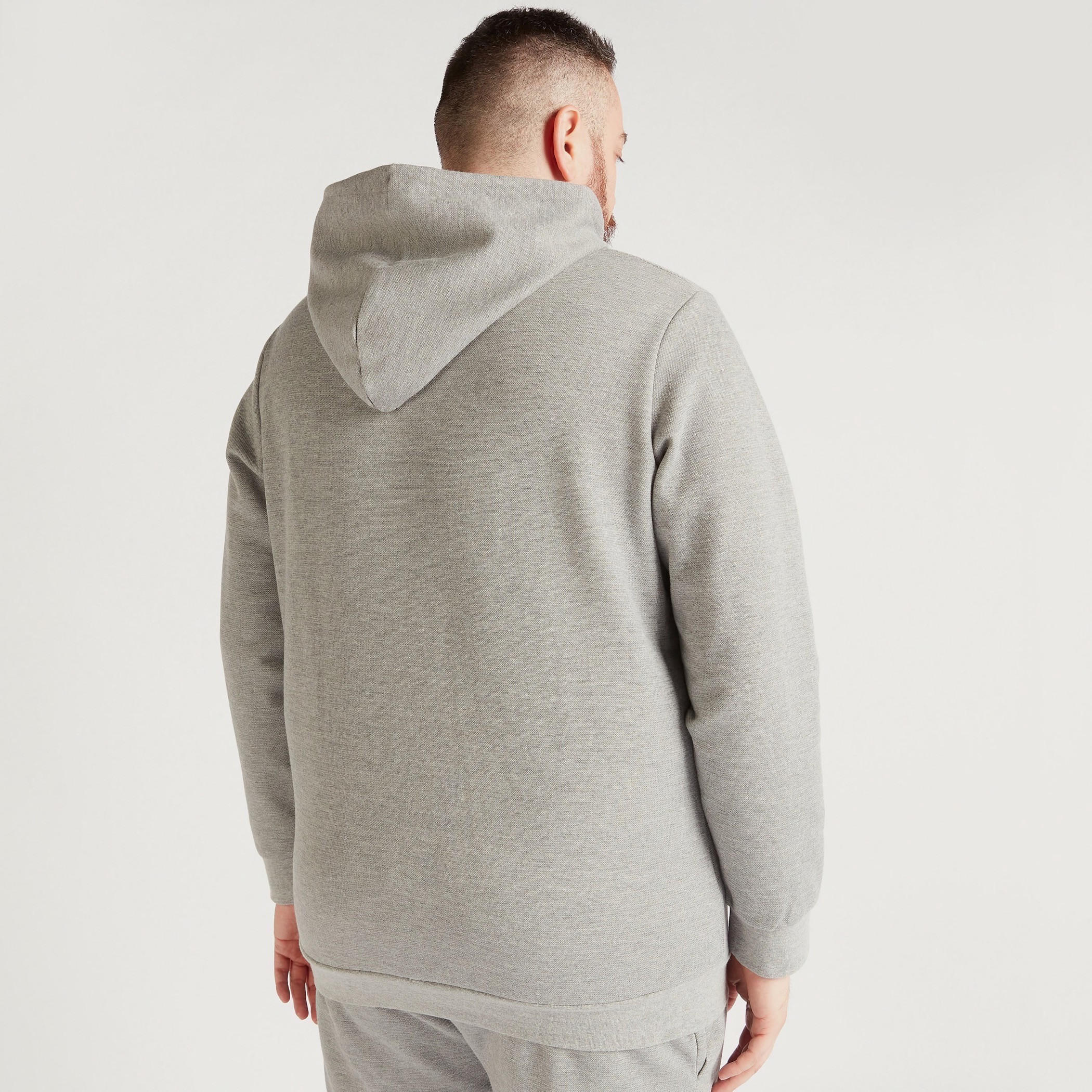 هودي بطبعات وأكمام طويلة وجيوب كنغر-men-winterwear-hoodiesandsweatshirts-image-2