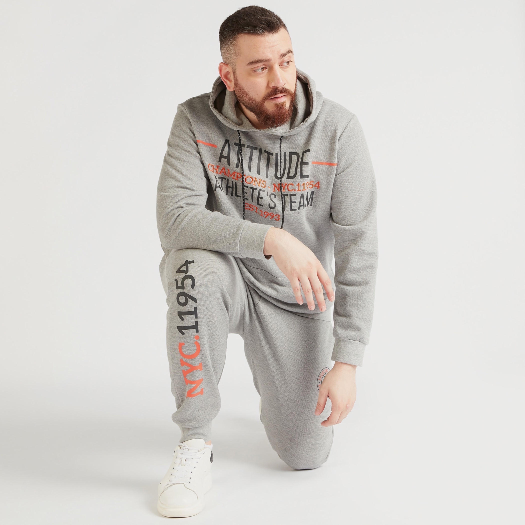 هودي بطبعات وأكمام طويلة وجيوب كنغر-men-winterwear-hoodiesandsweatshirts-image-1