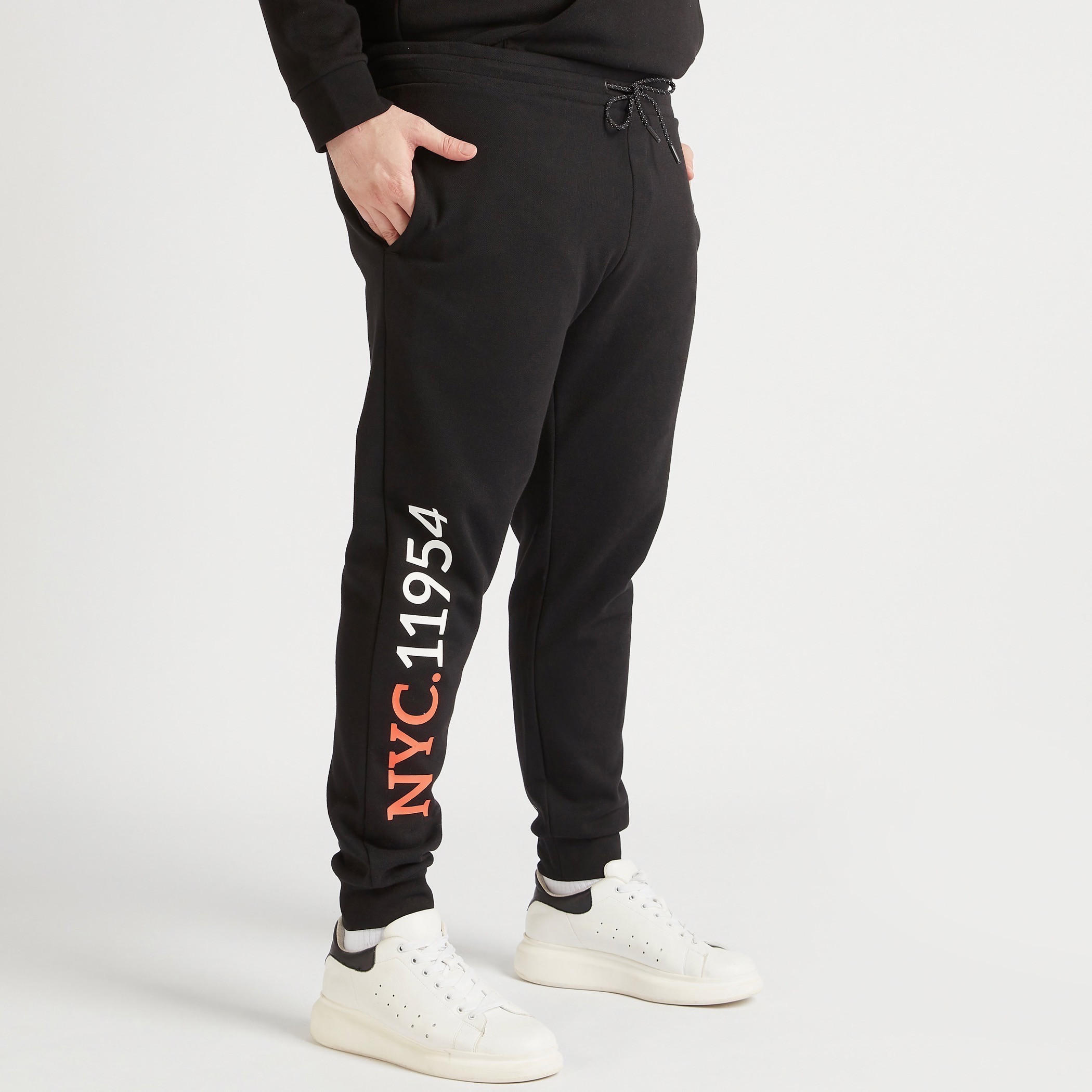 بنطلون رياضي بخصر متوسّط الارتفاع ورباط إغلاق وجيوب وطبعات-men-clothing-bottoms-joggers-image-5