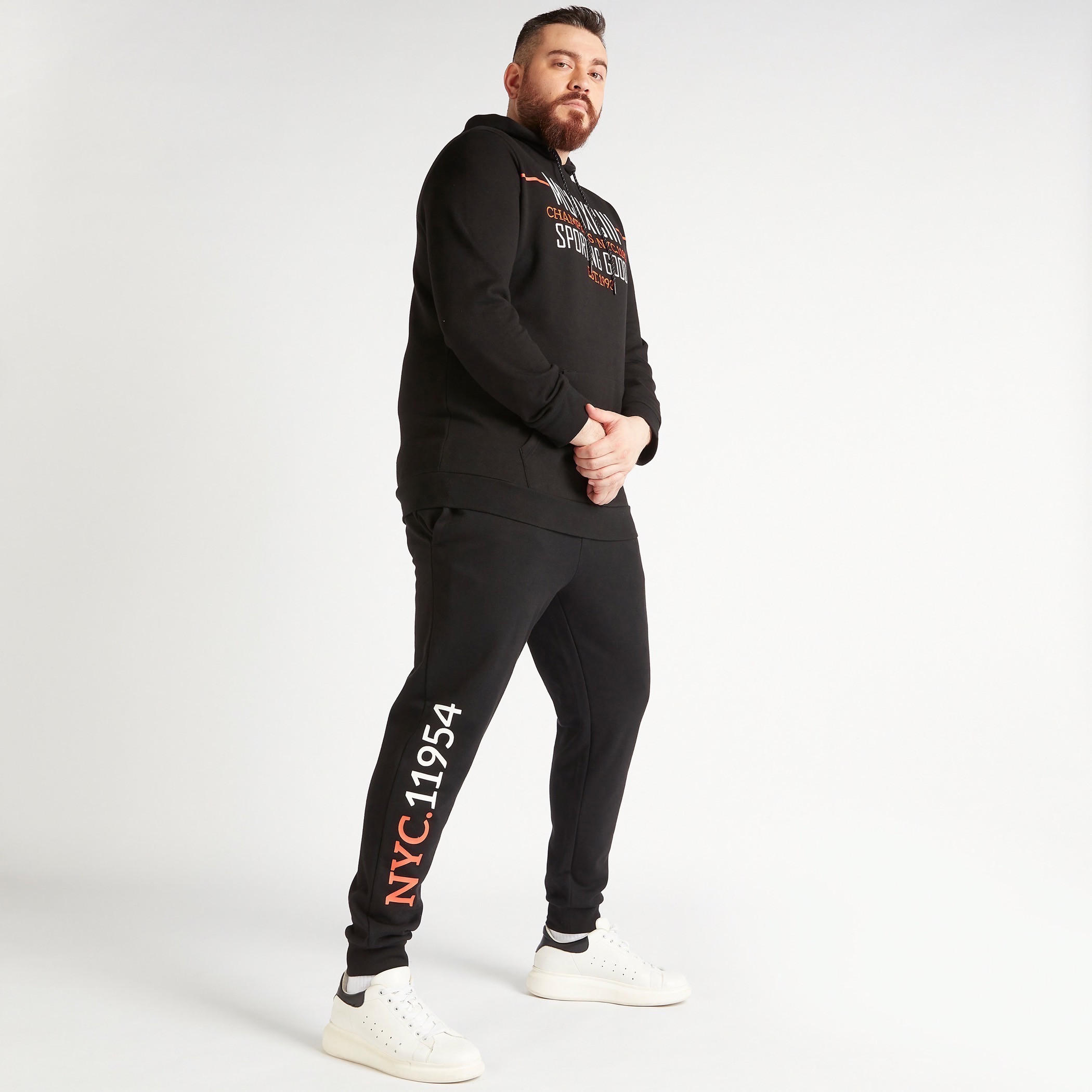 بنطلون رياضي بخصر متوسّط الارتفاع ورباط إغلاق وجيوب وطبعات-men-clothing-bottoms-joggers-image-4