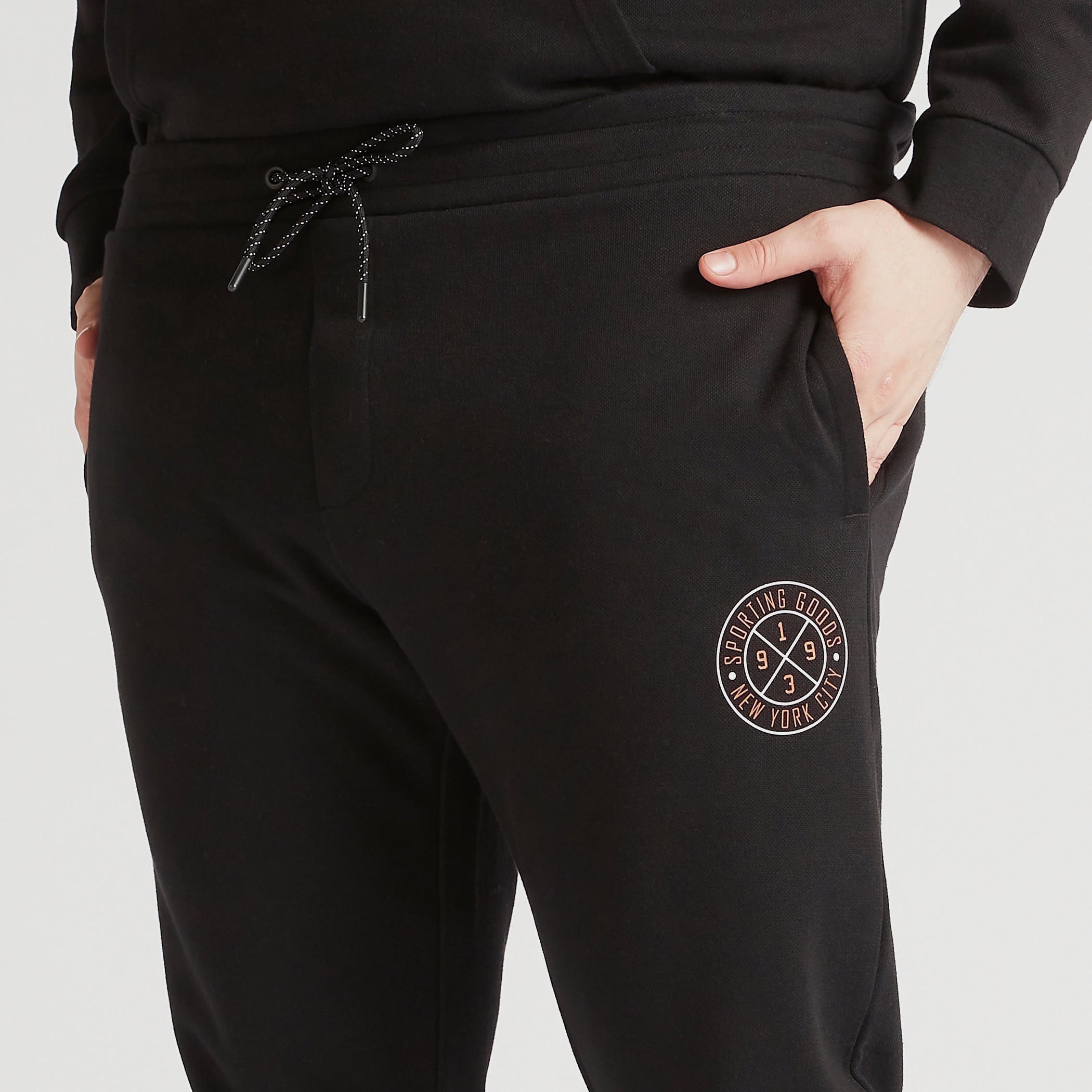 بنطلون رياضي بخصر متوسّط الارتفاع ورباط إغلاق وجيوب وطبعات-men-clothing-bottoms-joggers-image-3
