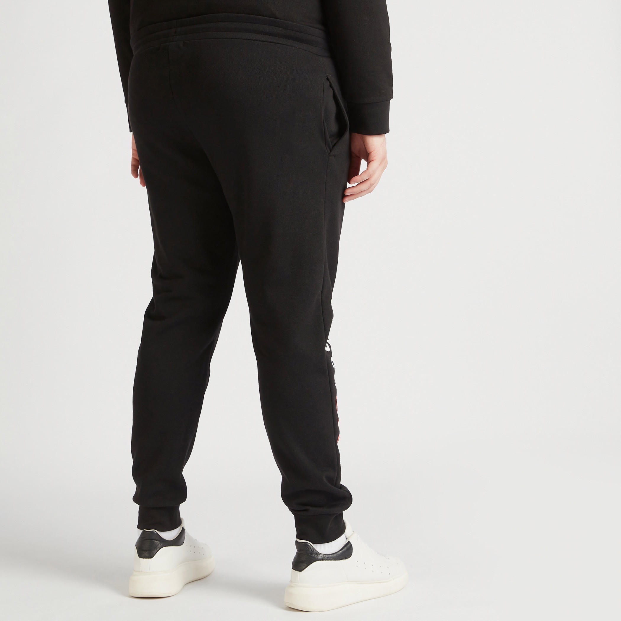 بنطلون رياضي بخصر متوسّط الارتفاع ورباط إغلاق وجيوب وطبعات-men-clothing-bottoms-joggers-image-2