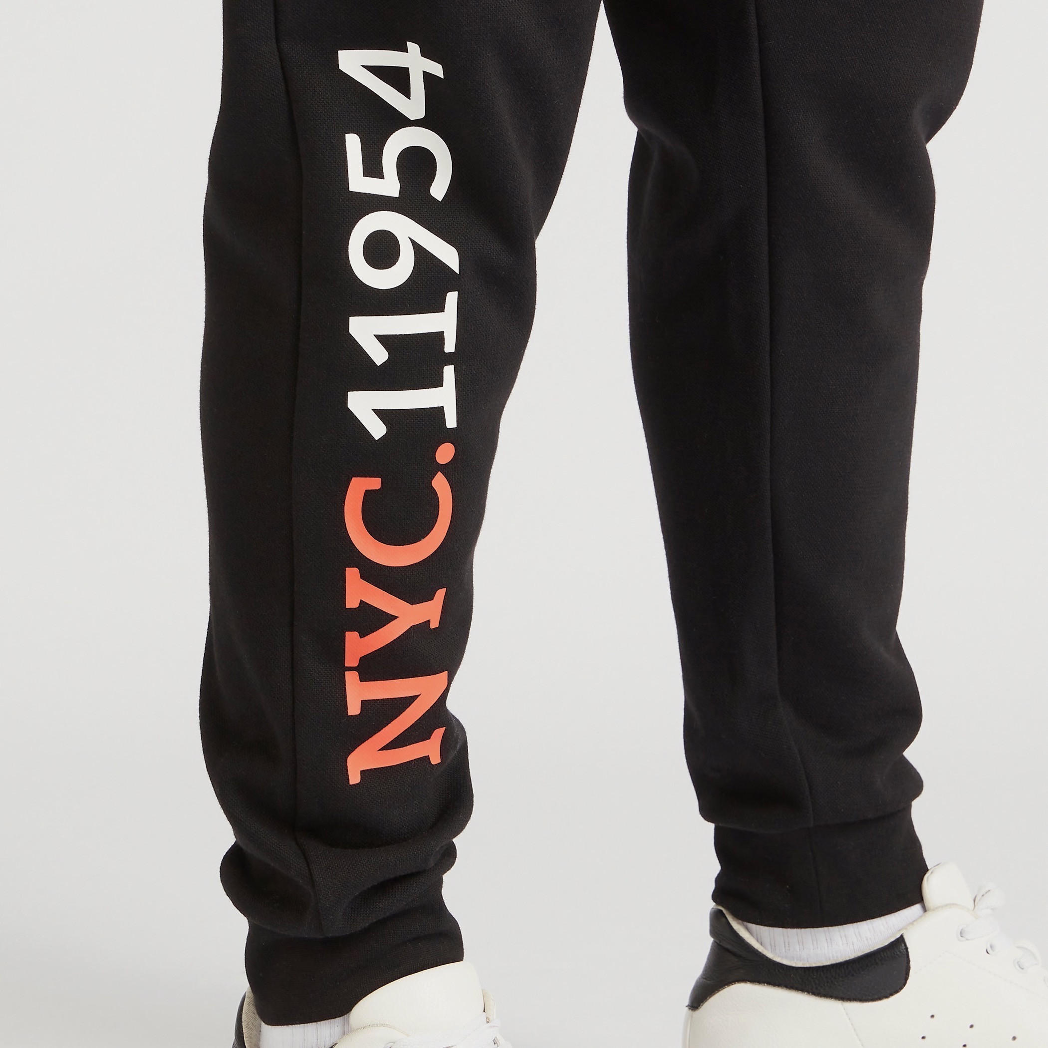 بنطلون رياضي بخصر متوسّط الارتفاع ورباط إغلاق وجيوب وطبعات-men-clothing-bottoms-joggers-image-1