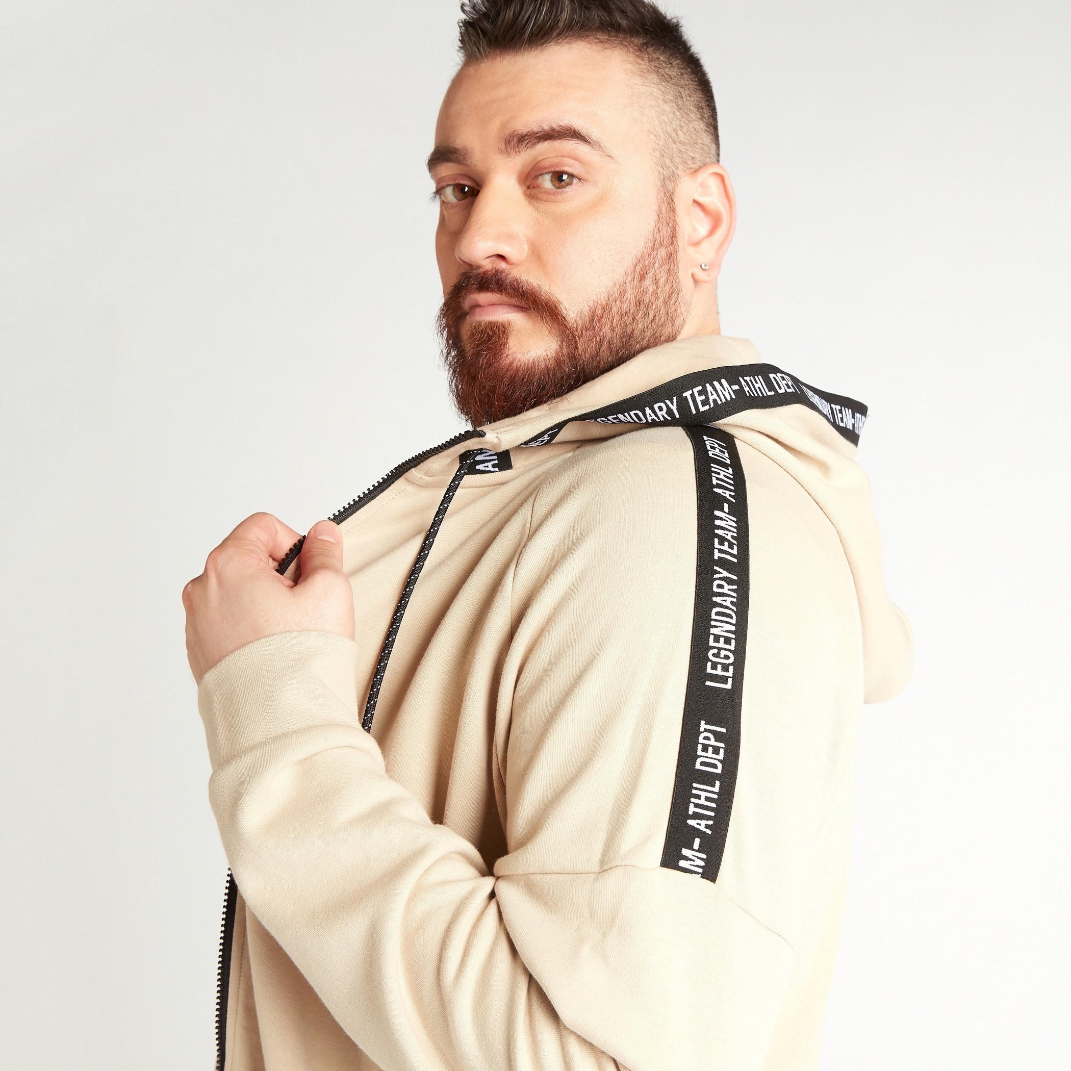 هودي سادة بأكمام طويلة وتفاصيل شريطة-men-winterwear-hoodiesandsweatshirts-image-5