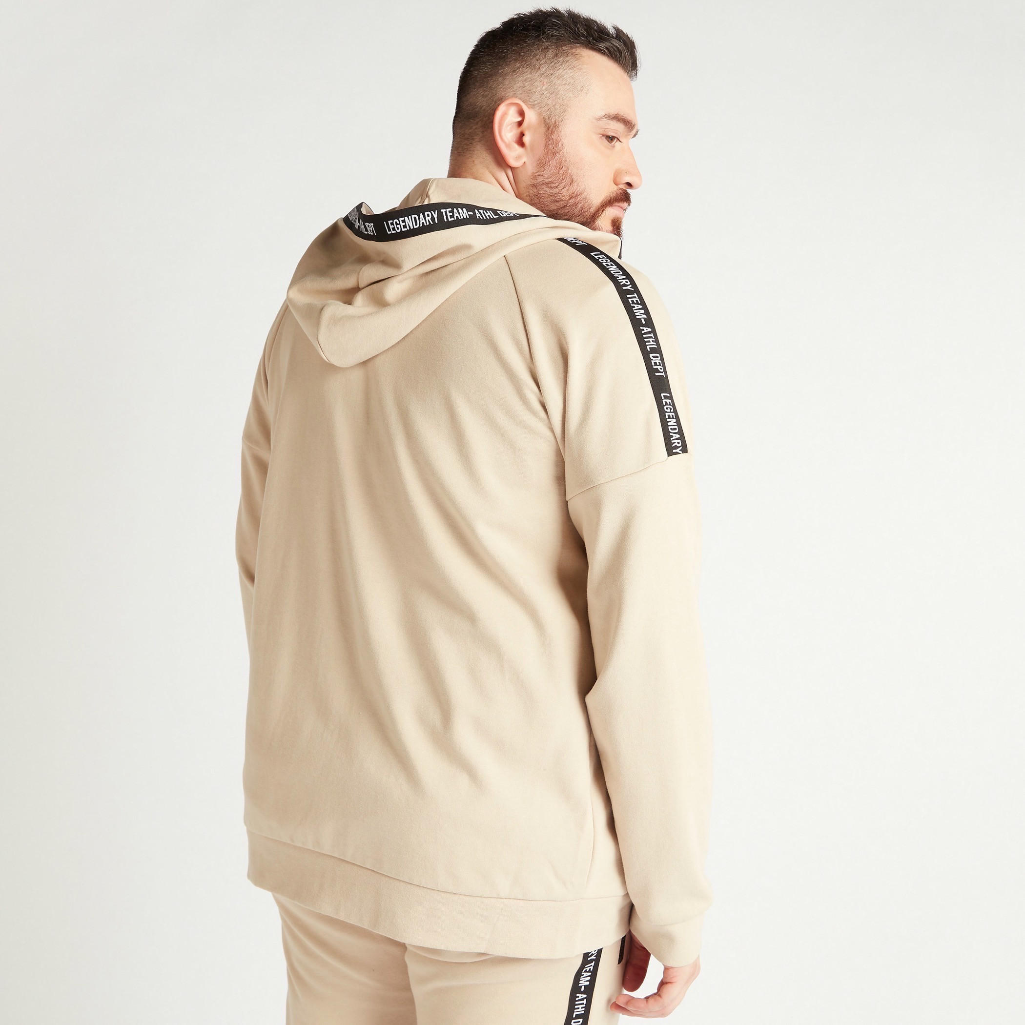 هودي سادة بأكمام طويلة وتفاصيل شريطة-men-winterwear-hoodiesandsweatshirts-image-4