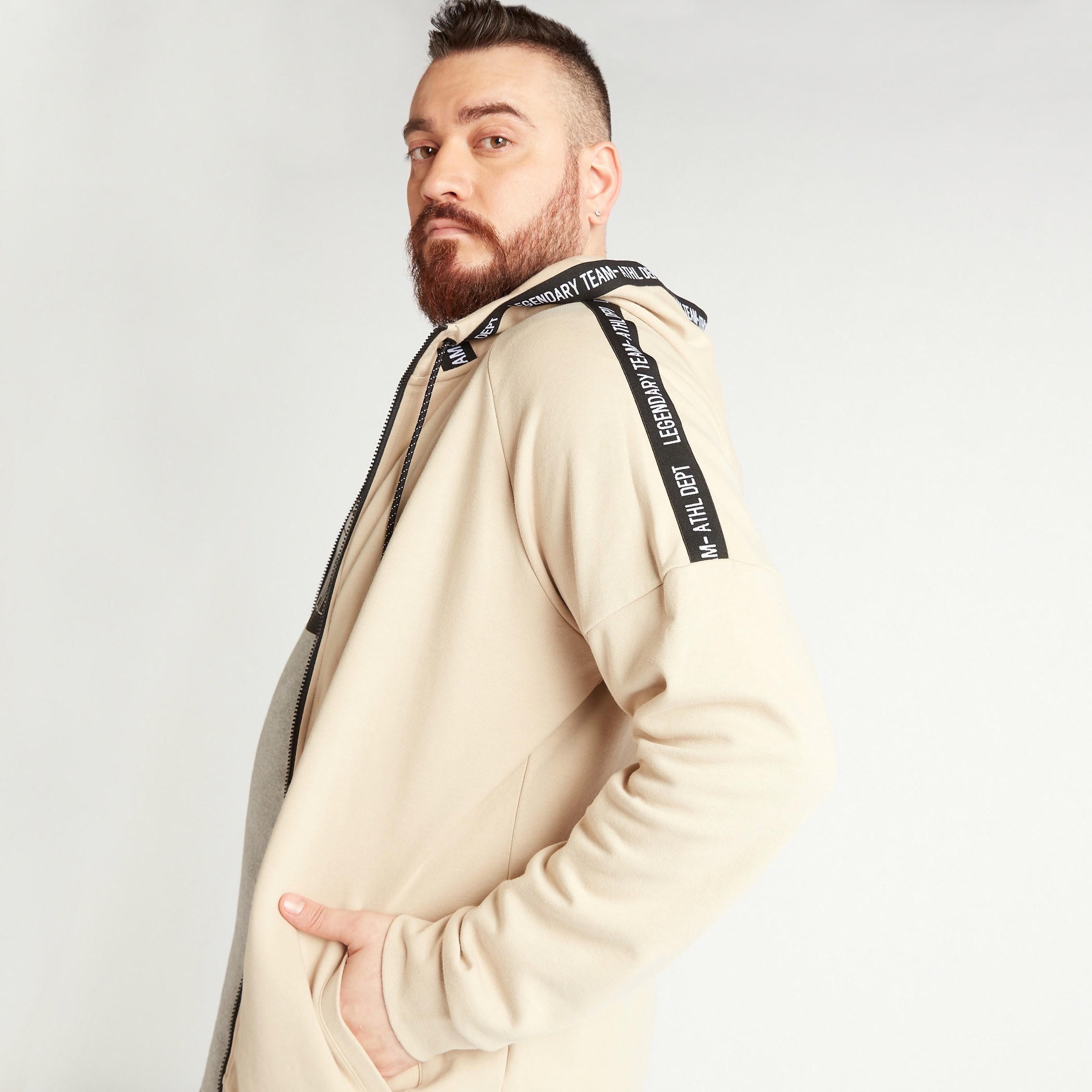 هودي سادة بأكمام طويلة وتفاصيل شريطة-men-winterwear-hoodiesandsweatshirts-image-3