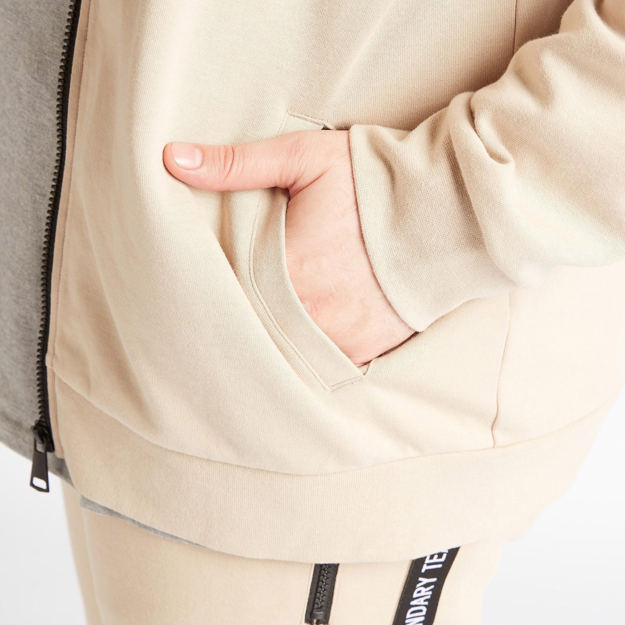 هودي سادة بأكمام طويلة وتفاصيل شريطة-men-winterwear-hoodiesandsweatshirts-image-2