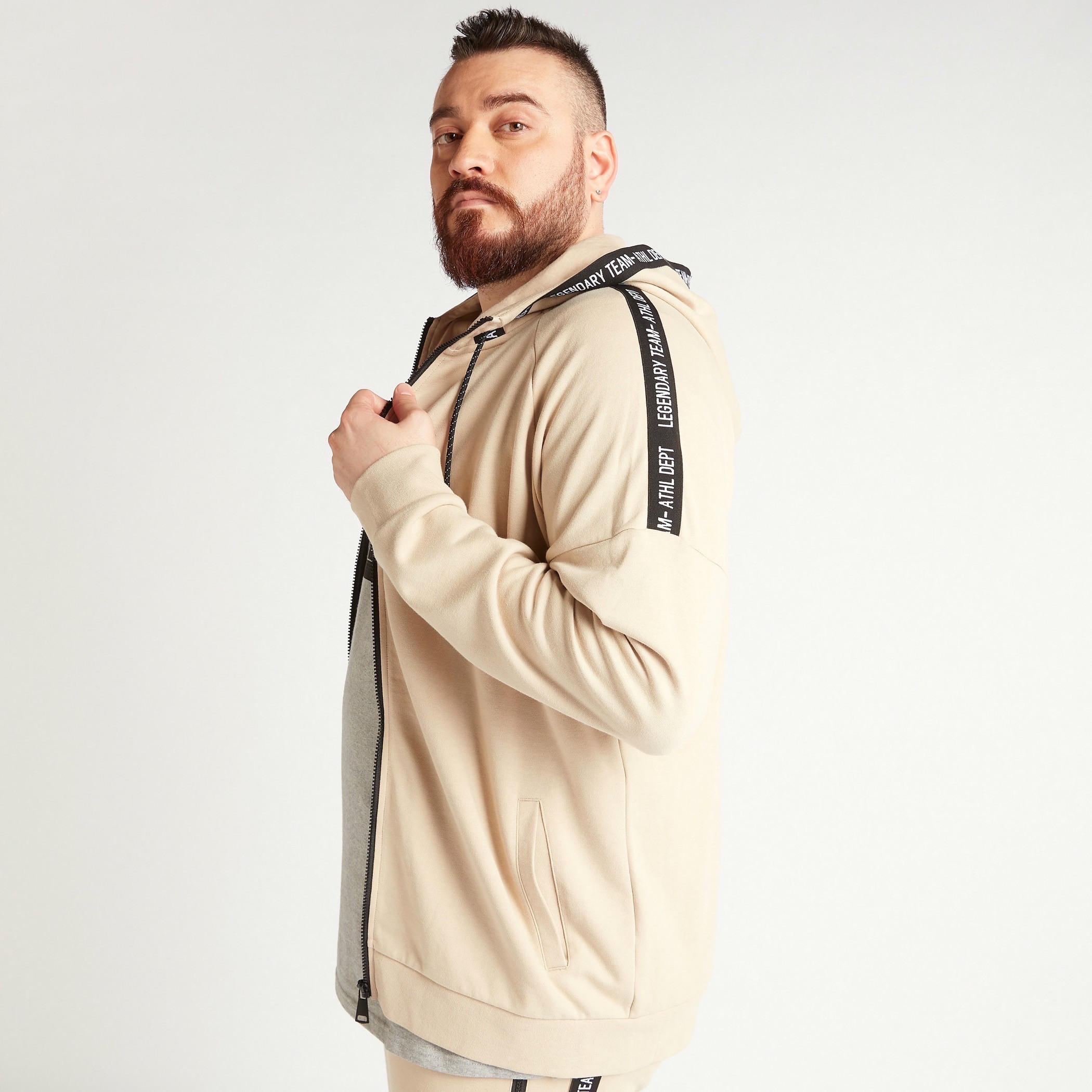 هودي سادة بأكمام طويلة وتفاصيل شريطة-men-winterwear-hoodiesandsweatshirts-image-1