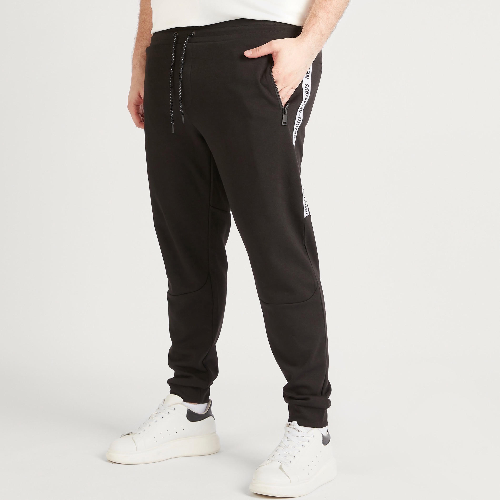 بنطلون رياضي سادة برباط إغلاق وتفاصيل شريطة-men-clothing-bottoms-joggers-image-1