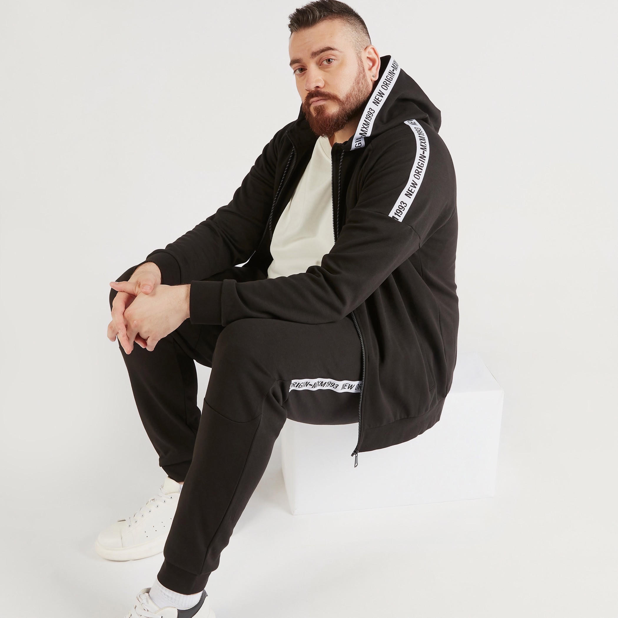 بنطلون رياضي سادة برباط إغلاق وتفاصيل شريطة-men-clothing-bottoms-joggers-image-2