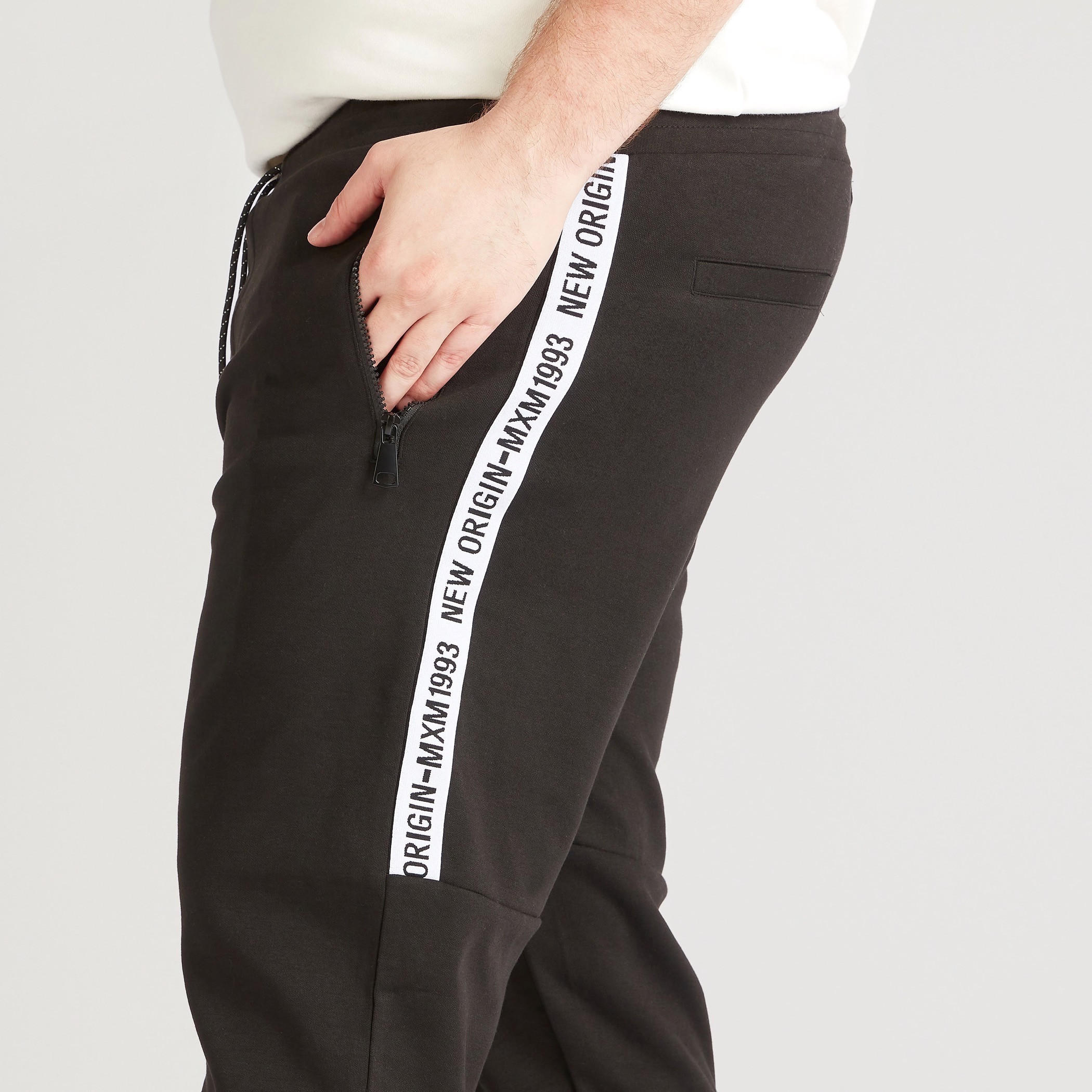 بنطلون رياضي سادة برباط إغلاق وتفاصيل شريطة-men-clothing-bottoms-joggers-image-3