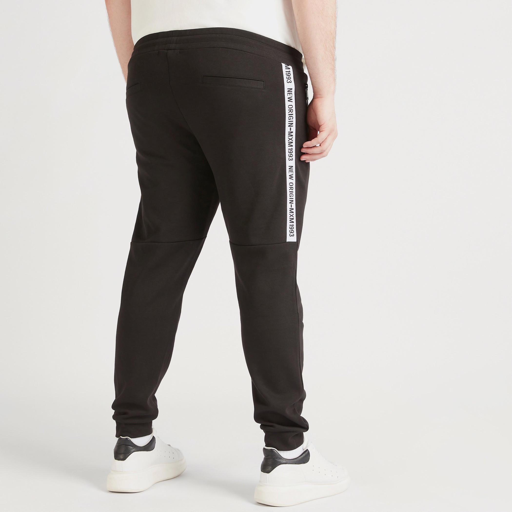 بنطلون رياضي سادة برباط إغلاق وتفاصيل شريطة-men-clothing-bottoms-joggers-image-4