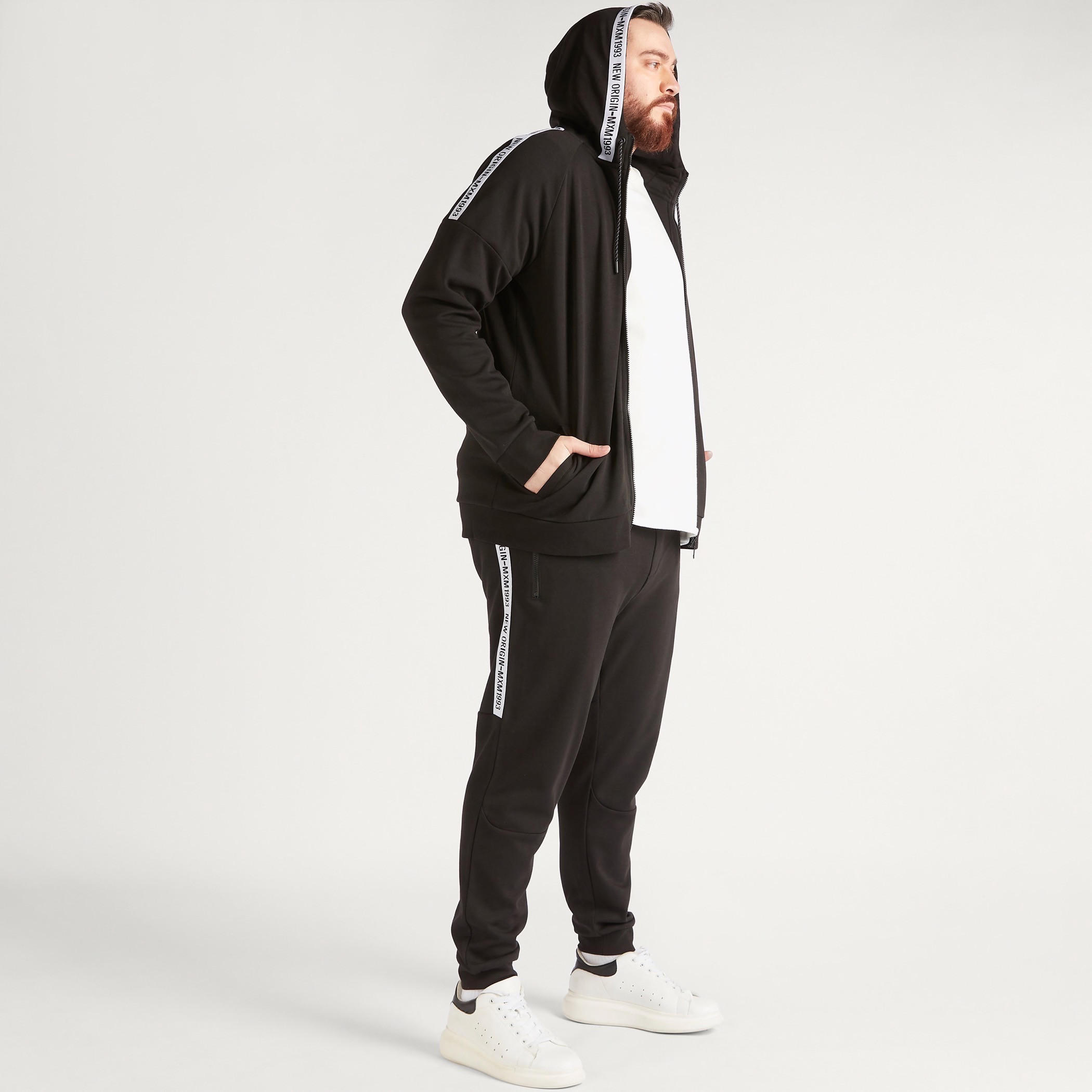 بنطلون رياضي سادة برباط إغلاق وتفاصيل شريطة-men-clothing-bottoms-joggers-image-5
