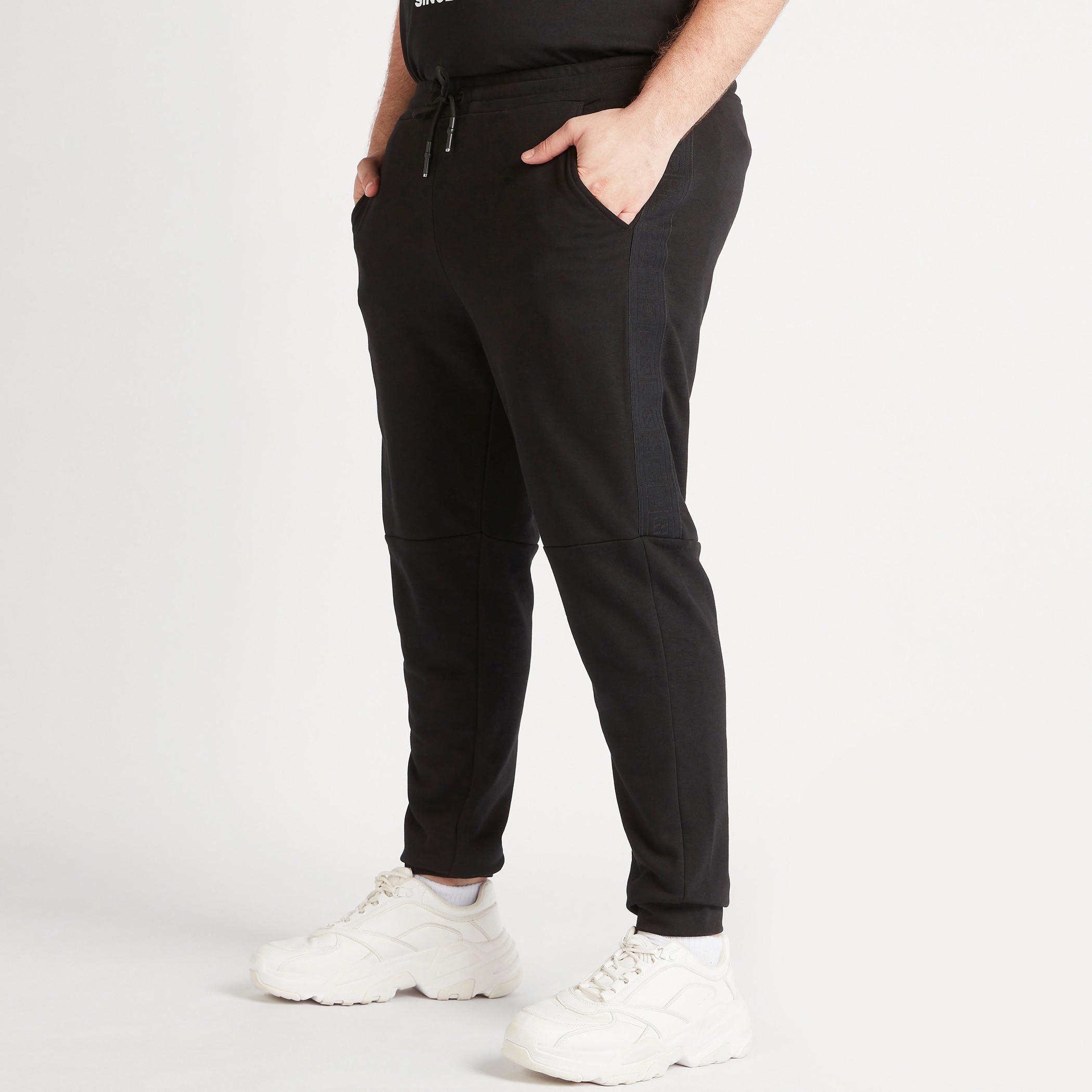 بنطلون رياضي سادة بخصر متوسّط الارتفاع ورباط إغلاق وجيوب-men-clothing-bottoms-joggers-image-4