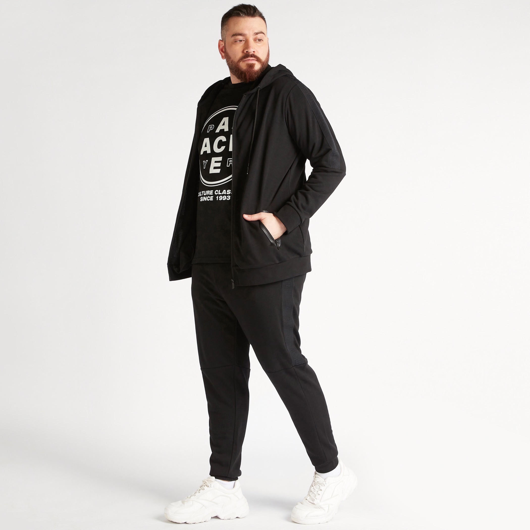 بنطلون رياضي سادة بخصر متوسّط الارتفاع ورباط إغلاق وجيوب-men-clothing-bottoms-joggers-image-3