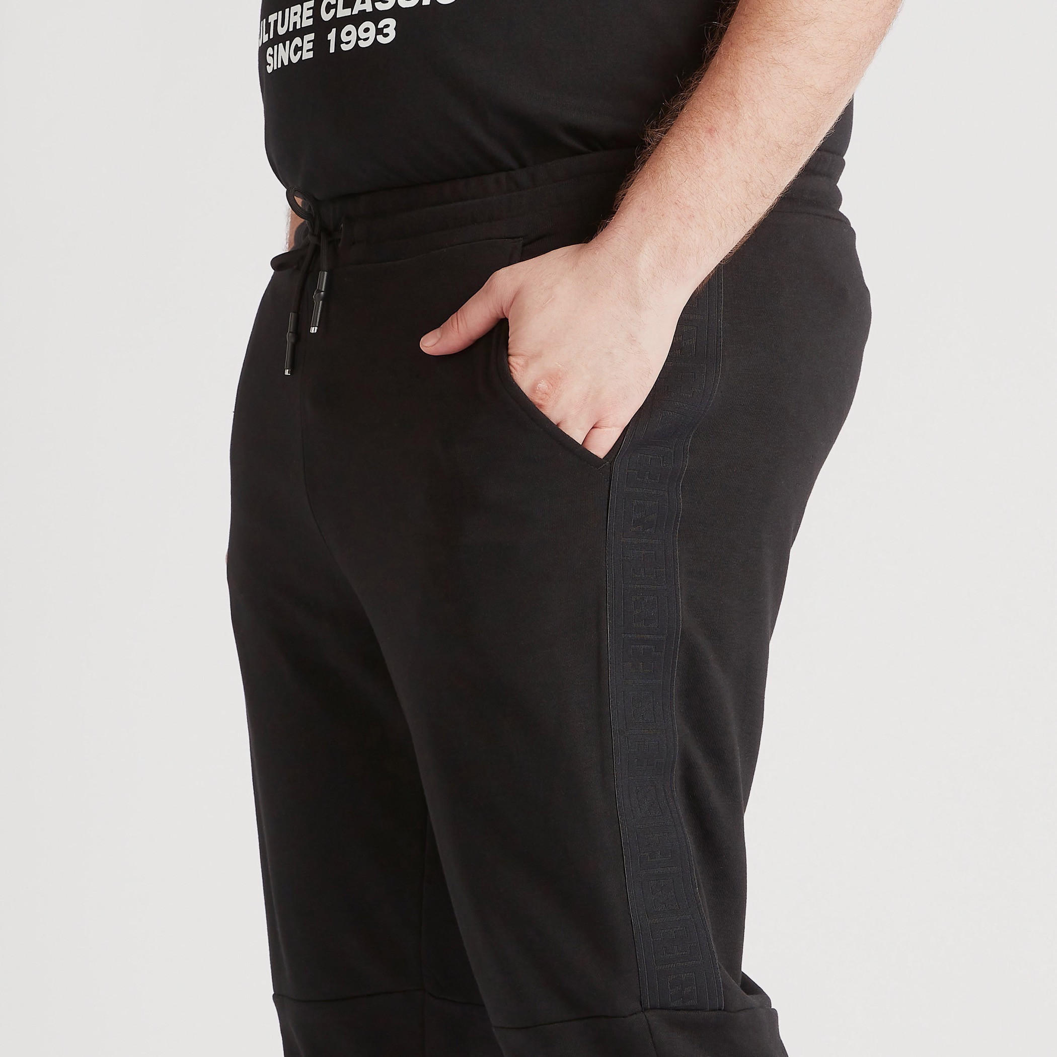 بنطلون رياضي سادة بخصر متوسّط الارتفاع ورباط إغلاق وجيوب-men-clothing-bottoms-joggers-image-2