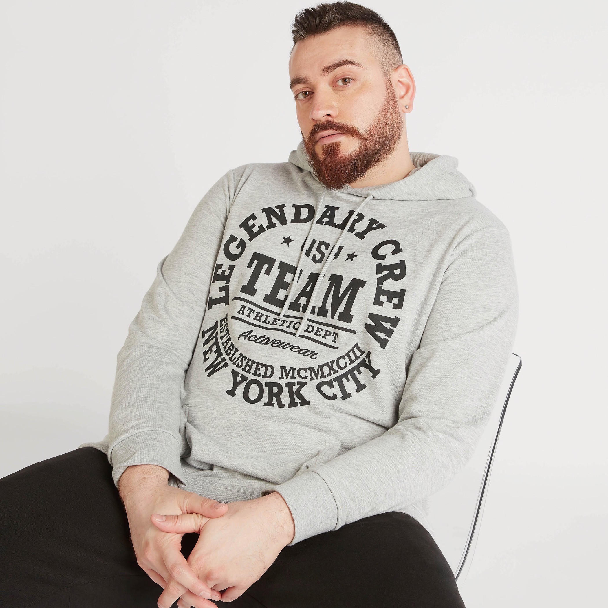 هودي بطبعات وأكمام طويلة وجيوب كنغر-men-winterwear-hoodiesandsweatshirts-image-1