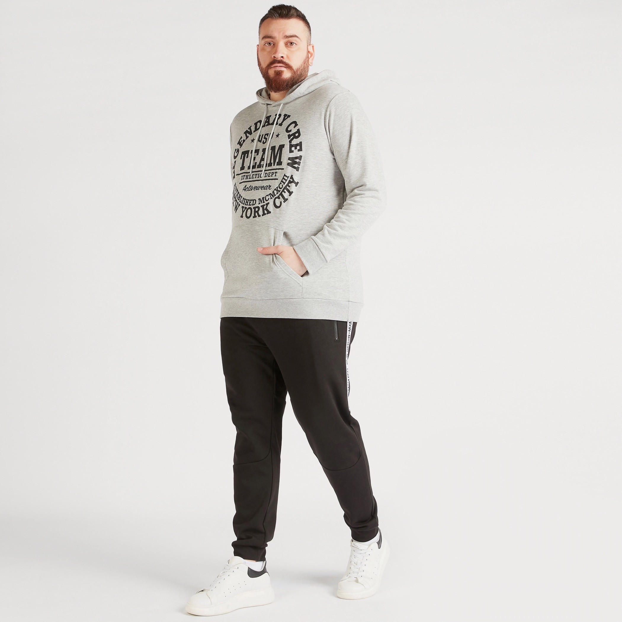 هودي بطبعات وأكمام طويلة وجيوب كنغر-men-winterwear-hoodiesandsweatshirts-image-2