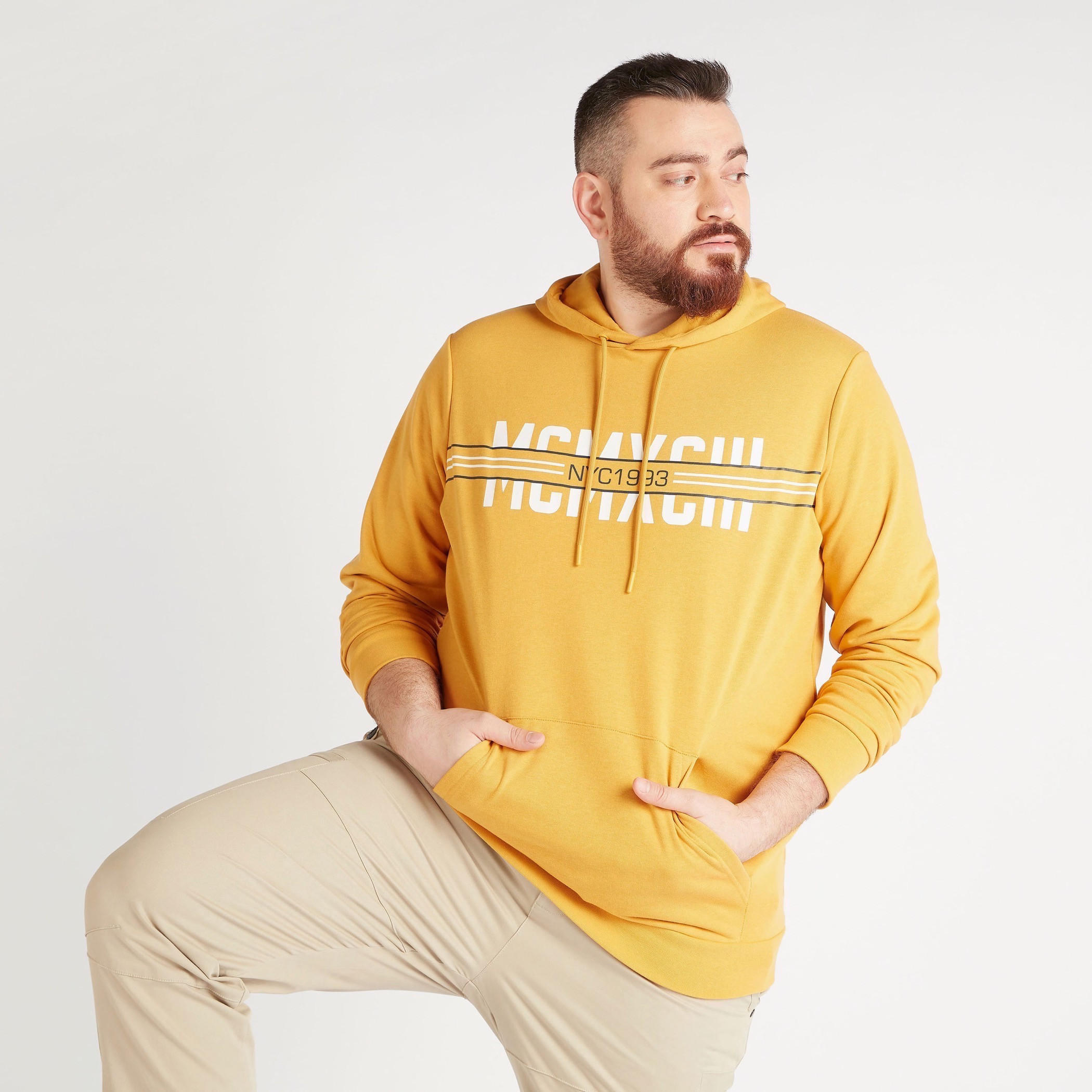 هودي بطبعات وأكمام طويلة وجيوب كنغر-men-winterwear-hoodiesandsweatshirts-image-1