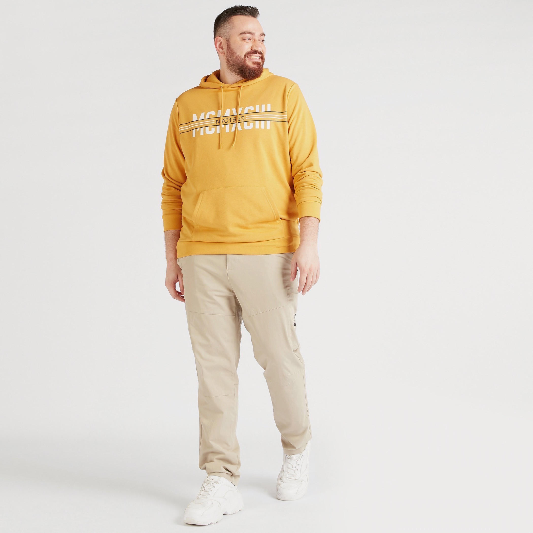 هودي بطبعات وأكمام طويلة وجيوب كنغر-men-winterwear-hoodiesandsweatshirts-image-2