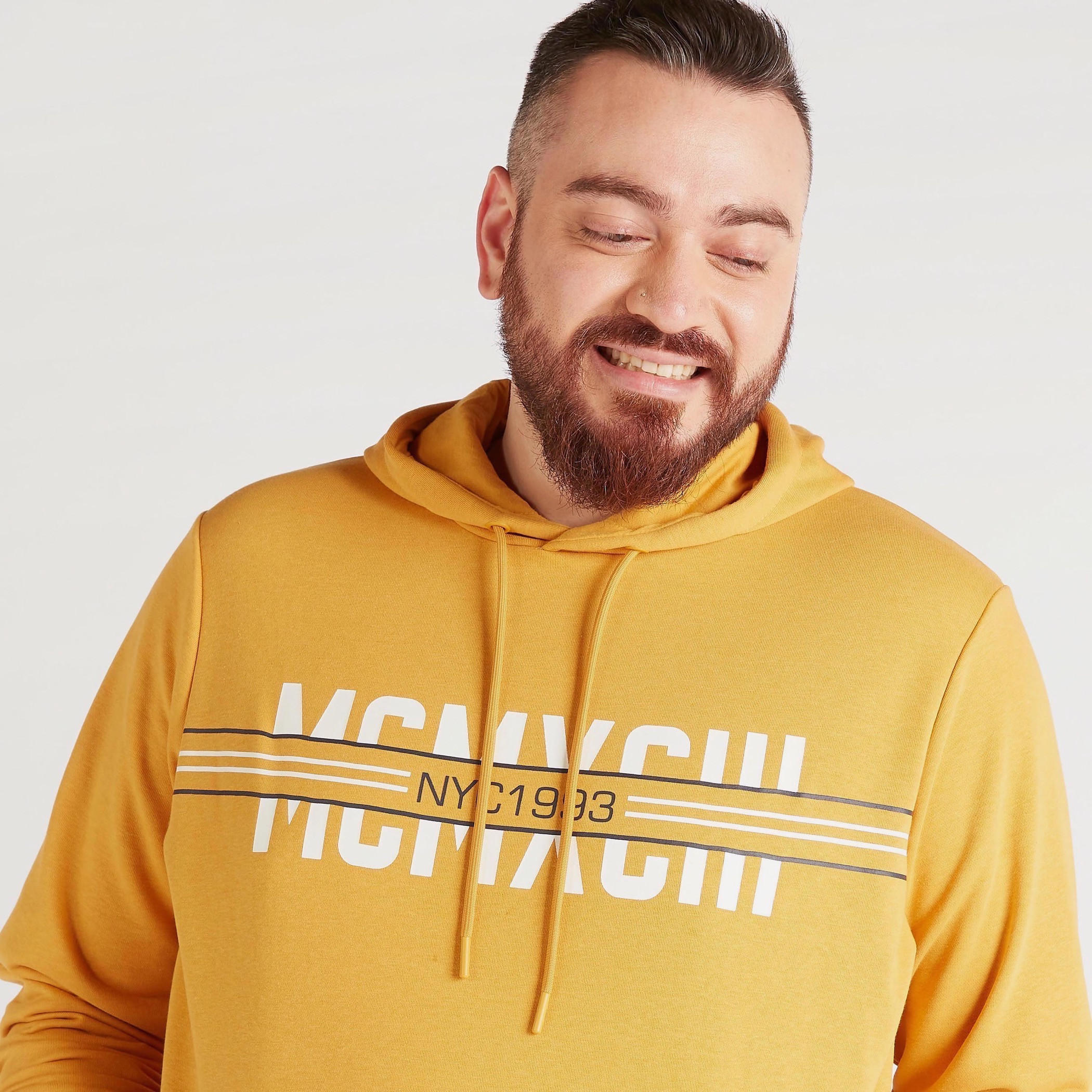 هودي بطبعات وأكمام طويلة وجيوب كنغر-men-winterwear-hoodiesandsweatshirts-image-3