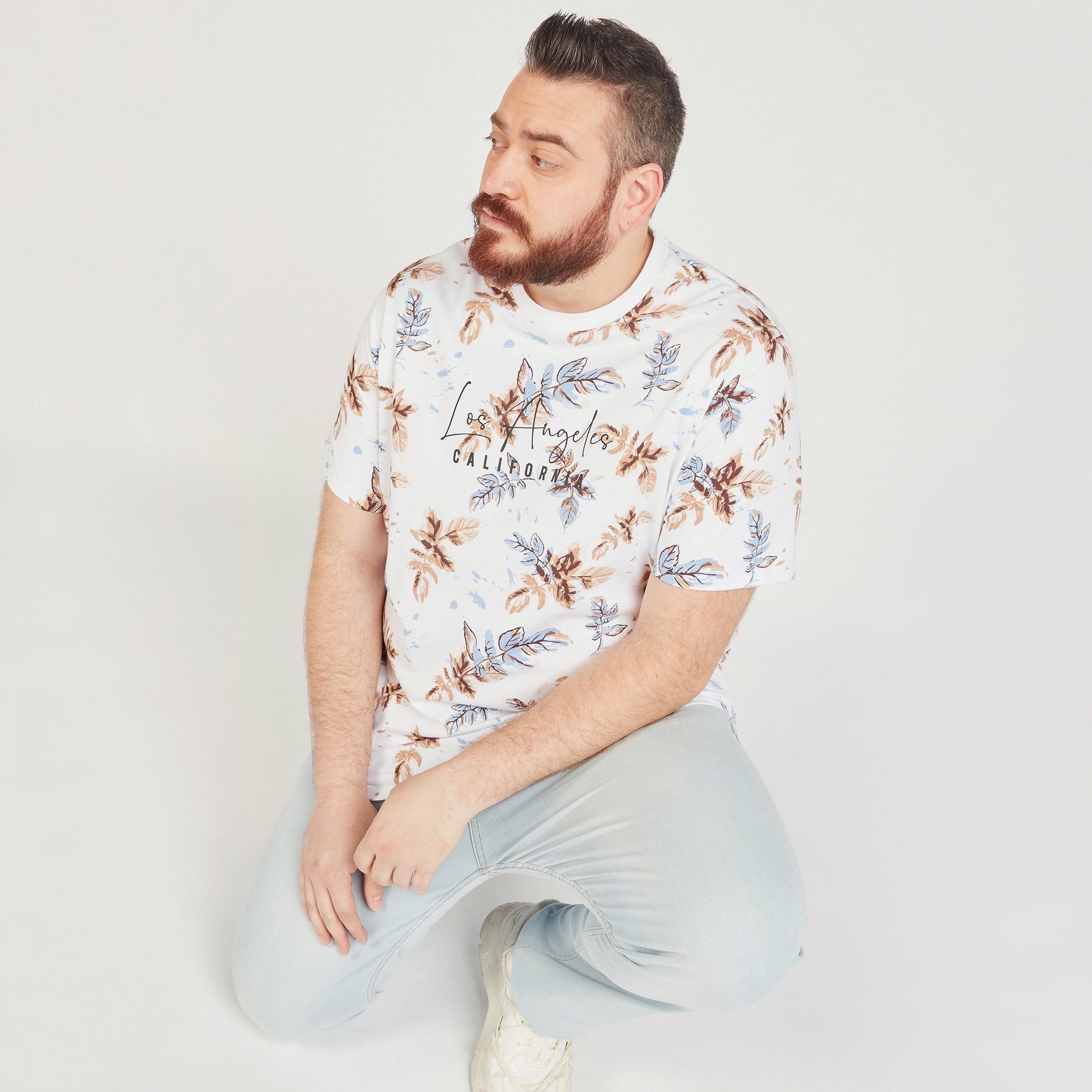 تيشيرت بياقة ضيقة وأكمام قصيرة وطبعات-men-clothing-tshirtsandpolos-tshirts-image-1