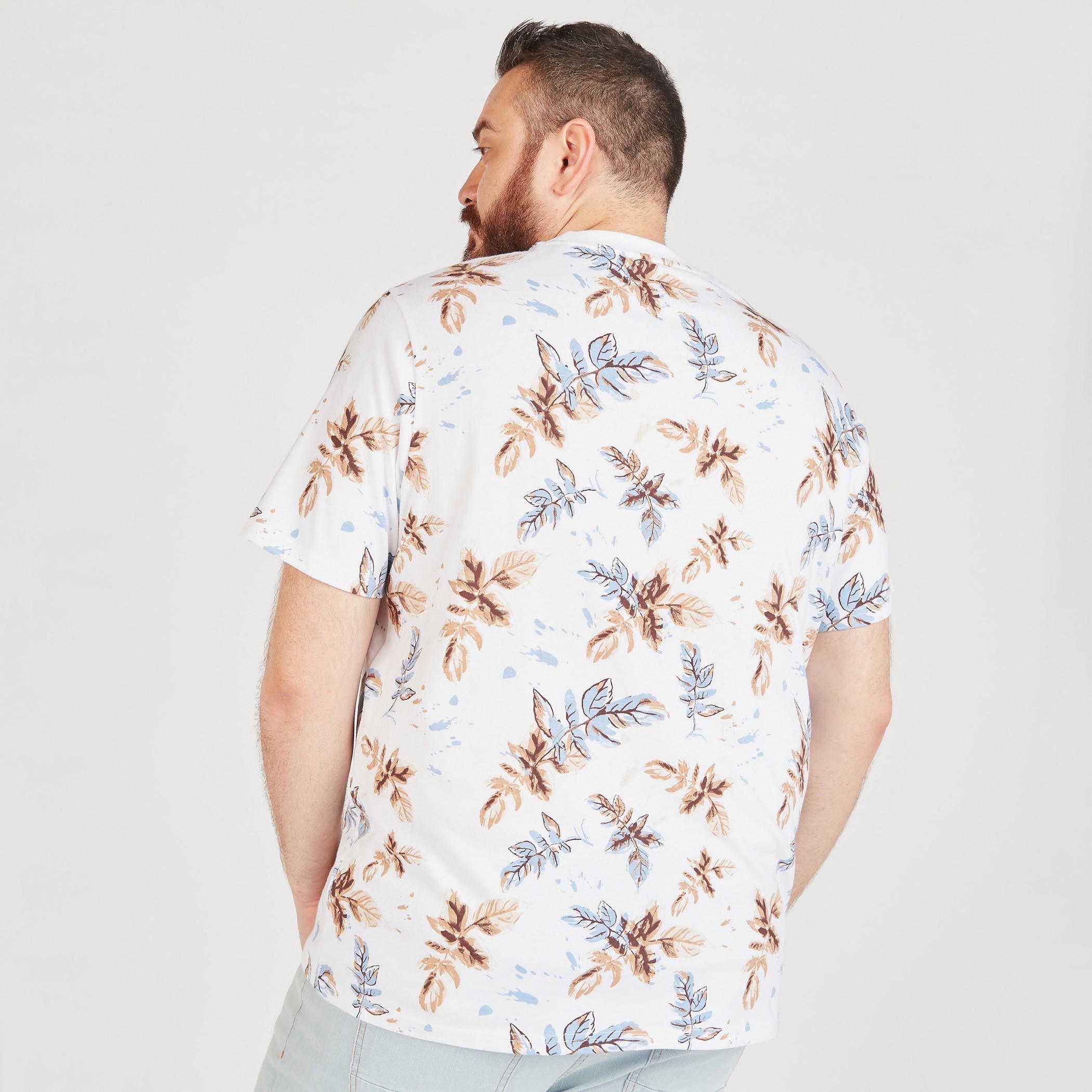 تيشيرت بياقة ضيقة وأكمام قصيرة وطبعات-men-clothing-tshirtsandpolos-tshirts-image-4