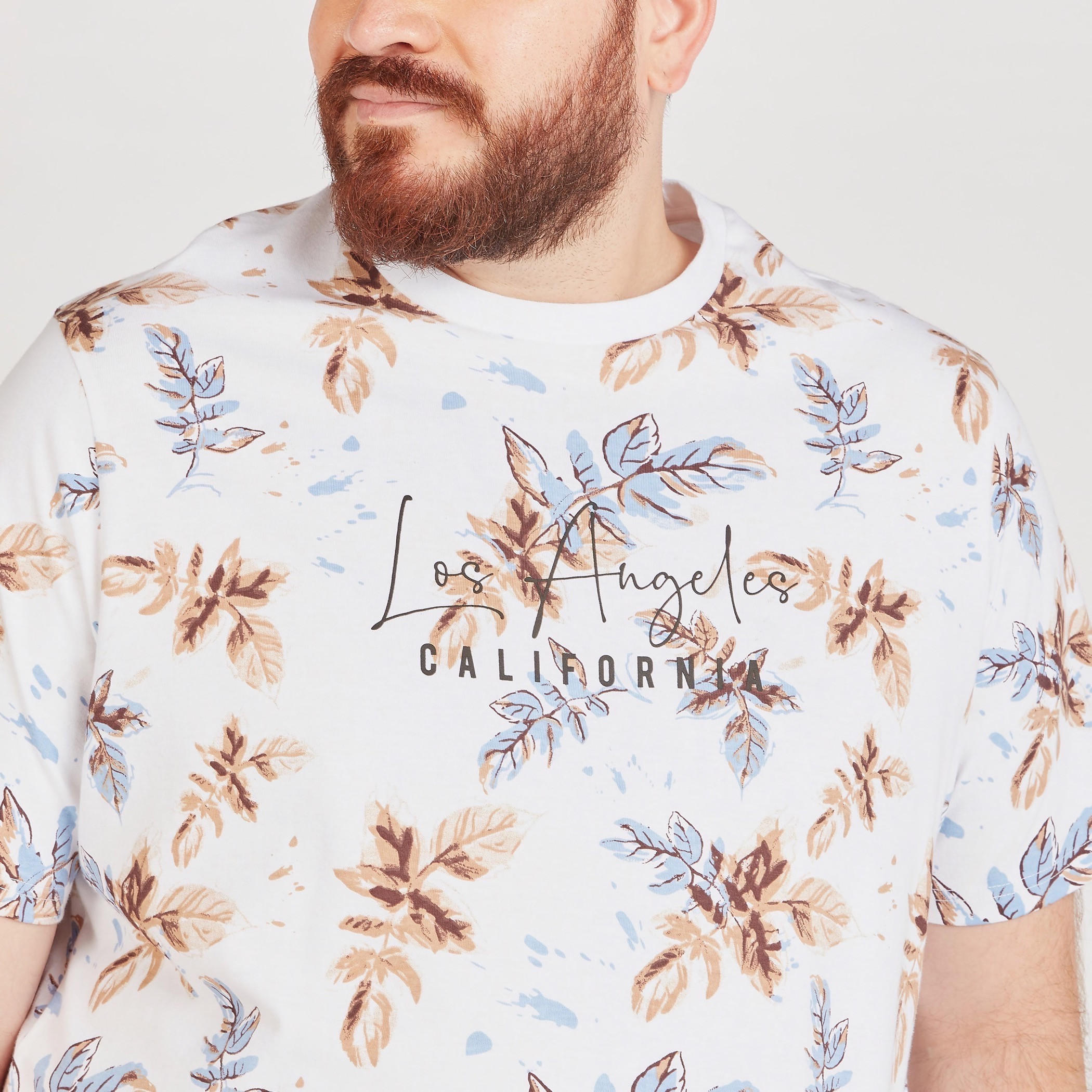 تيشيرت بياقة ضيقة وأكمام قصيرة وطبعات-men-clothing-tshirtsandpolos-tshirts-image-5