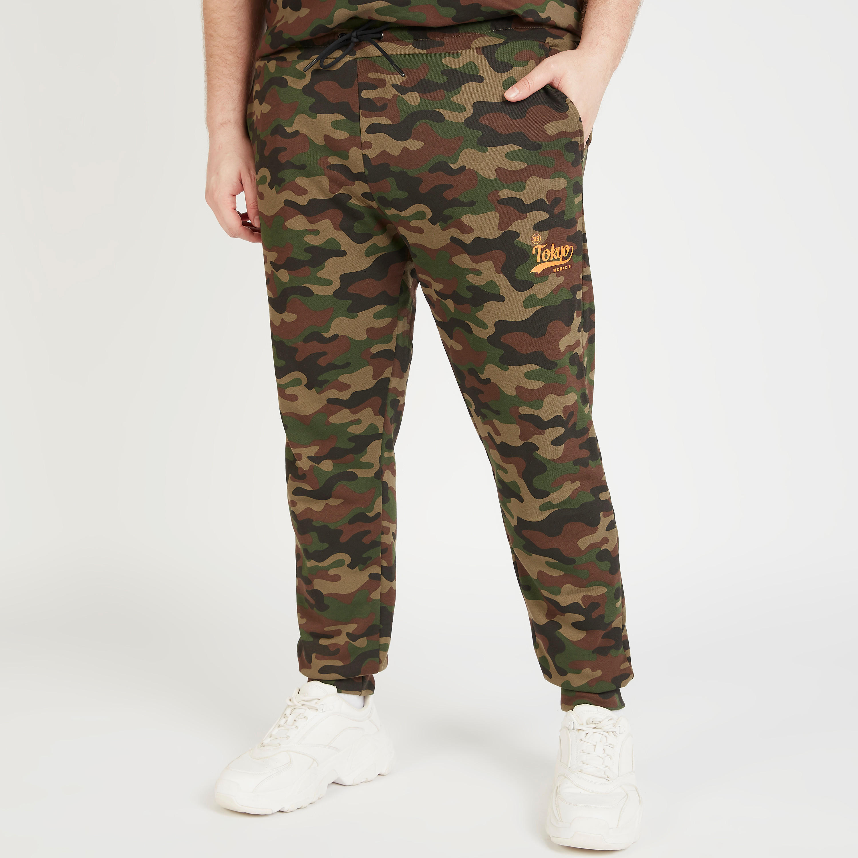 بنطلون بخصر متوسط الارتفاع ورباط إغلاق وجيوب وطبعات مموهة-men-clothing-bottoms-joggers-image-1