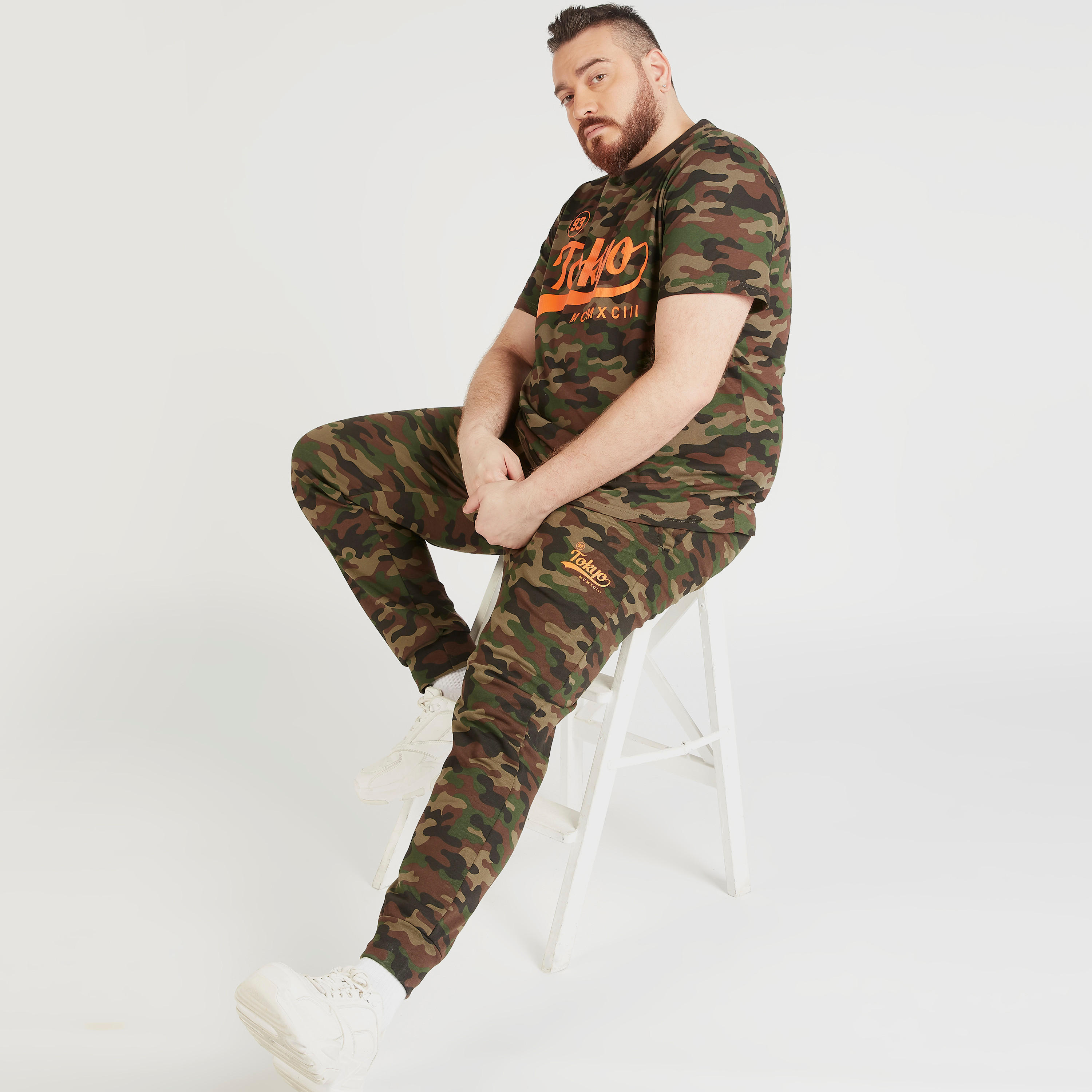 بنطلون بخصر متوسط الارتفاع ورباط إغلاق وجيوب وطبعات مموهة-men-clothing-bottoms-joggers-image-2