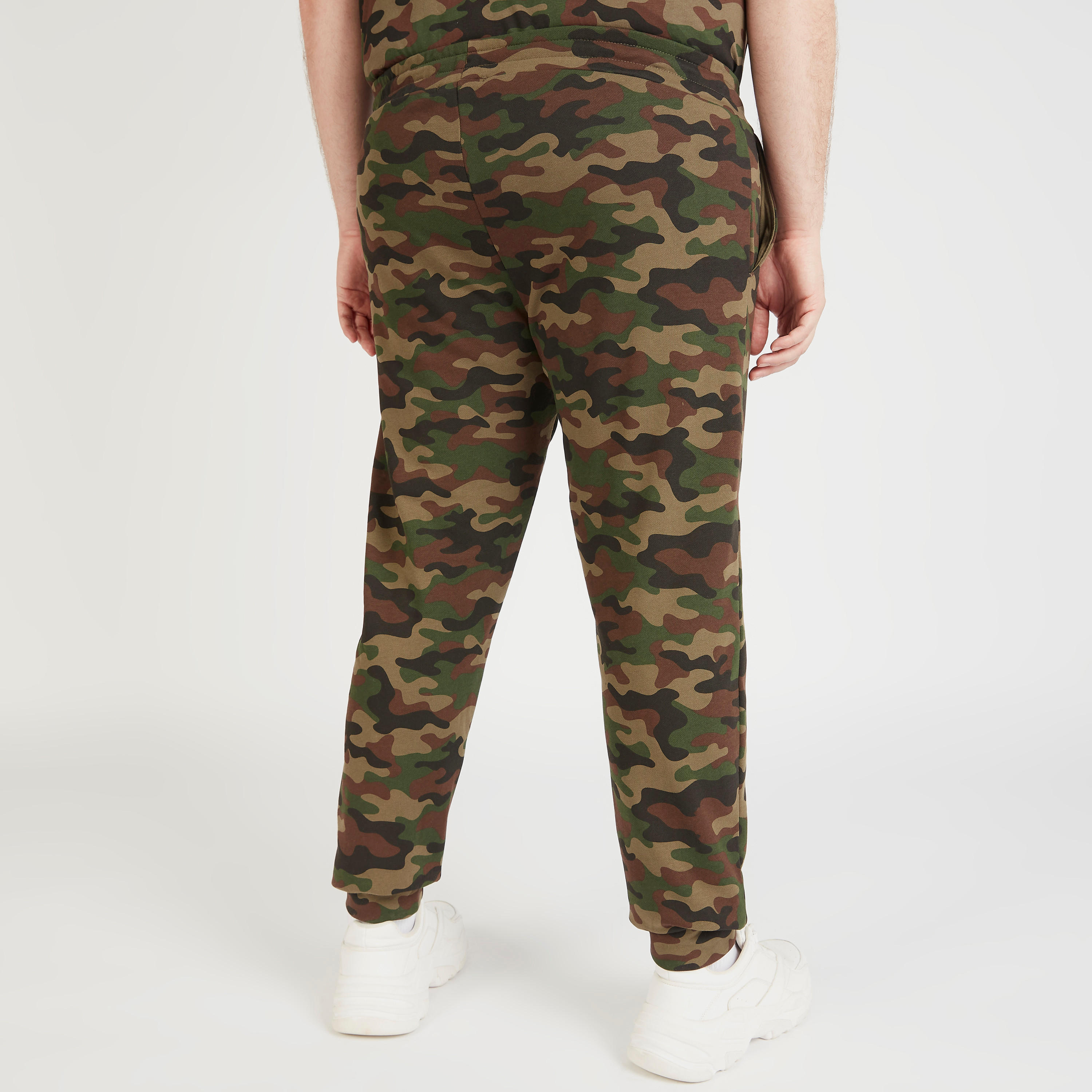 بنطلون بخصر متوسط الارتفاع ورباط إغلاق وجيوب وطبعات مموهة-men-clothing-bottoms-joggers-image-4