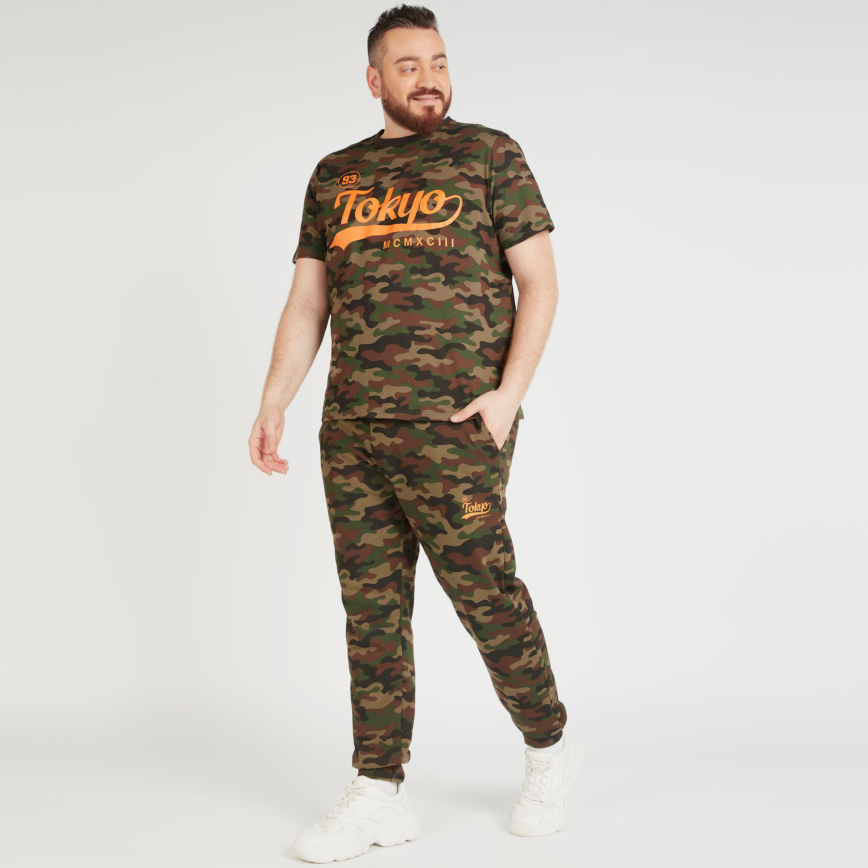 بنطلون بخصر متوسط الارتفاع ورباط إغلاق وجيوب وطبعات مموهة-men-clothing-bottoms-joggers-image-5
