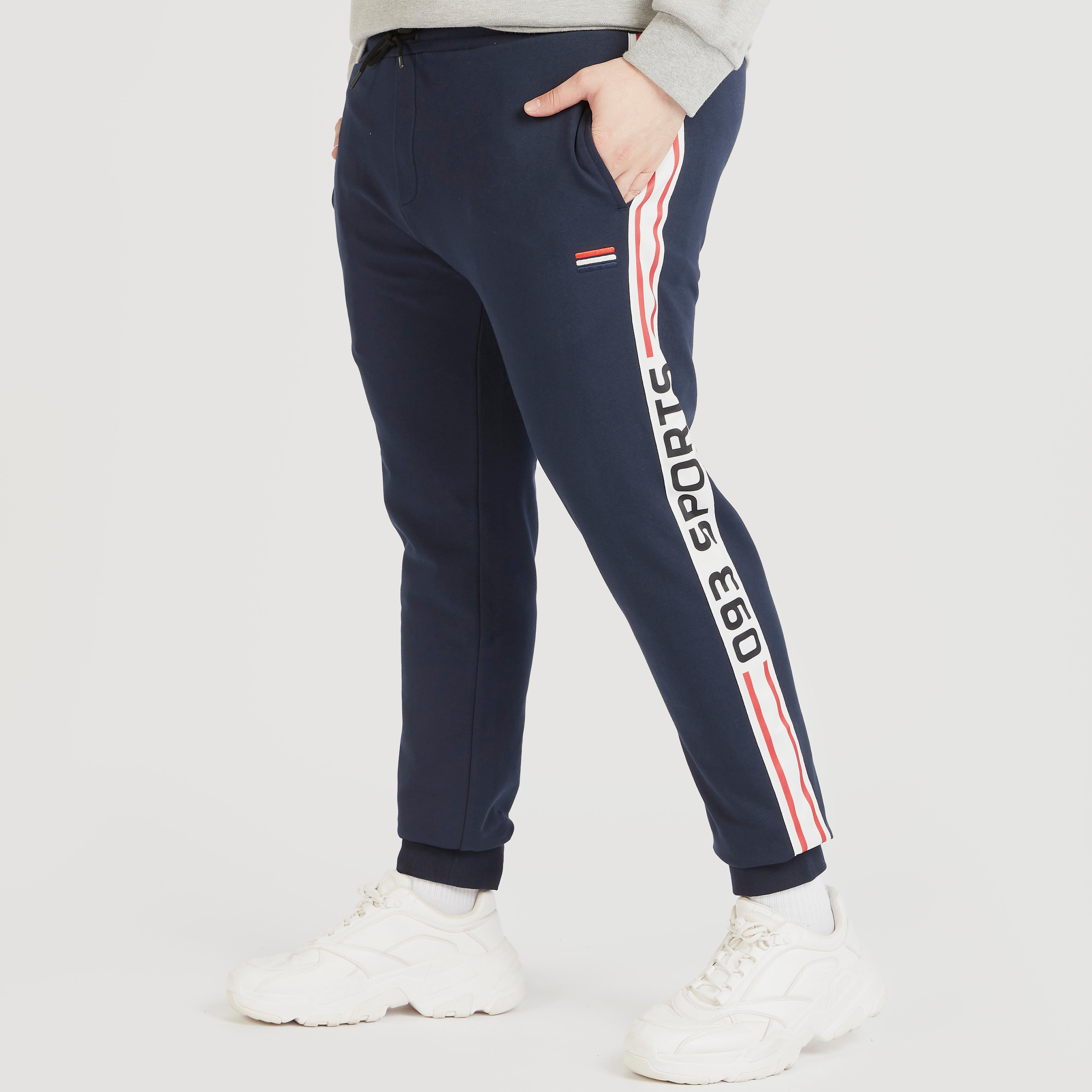 بنطلون رياضي بطبعات مع جيوب ورباط إغلاق-men-clothing-bottoms-joggers-image-1