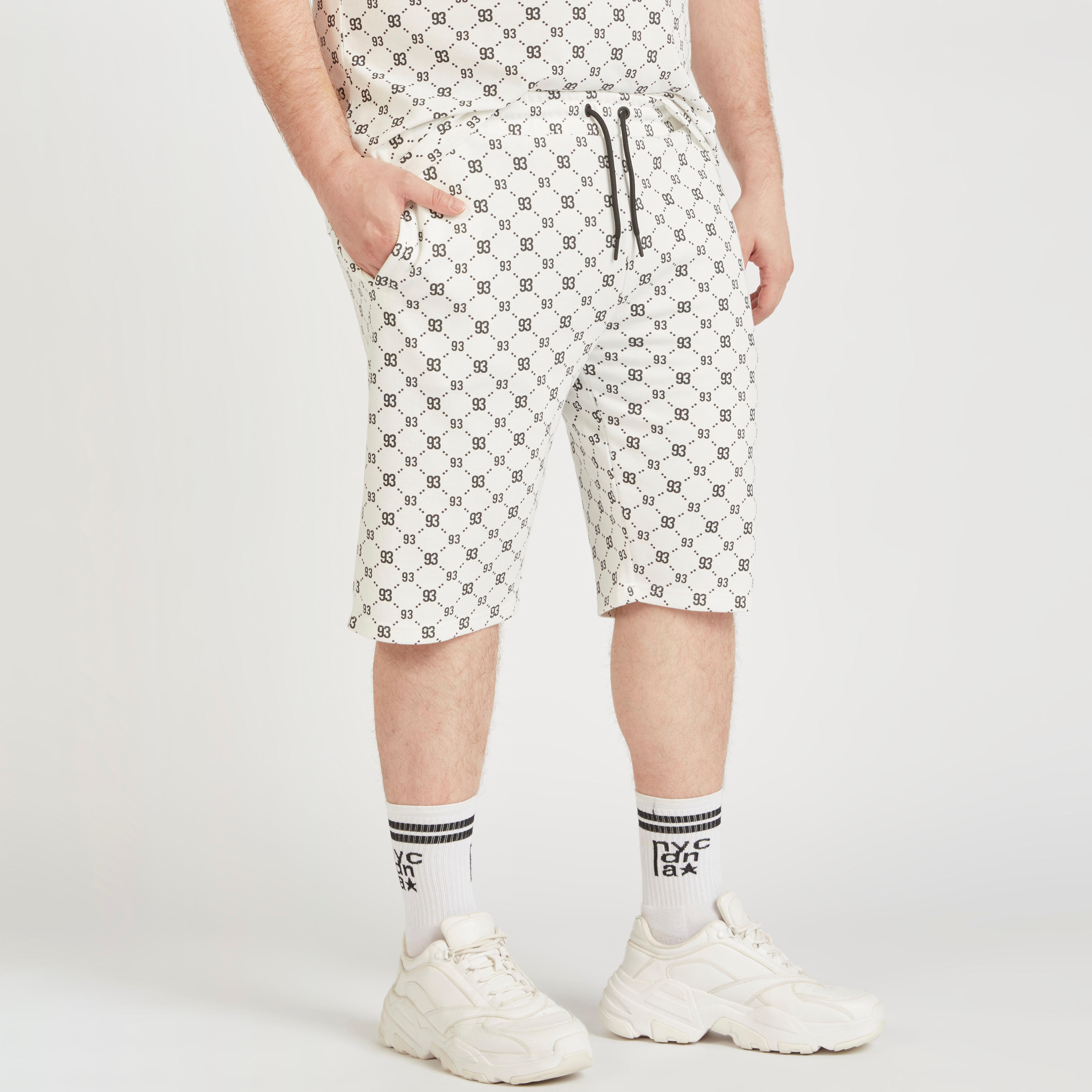 شورت بخصر متوسّط الارتفاع ورباط إغلاق وجيوب وطبعات-men-clothing-bottoms-shorts-image-5