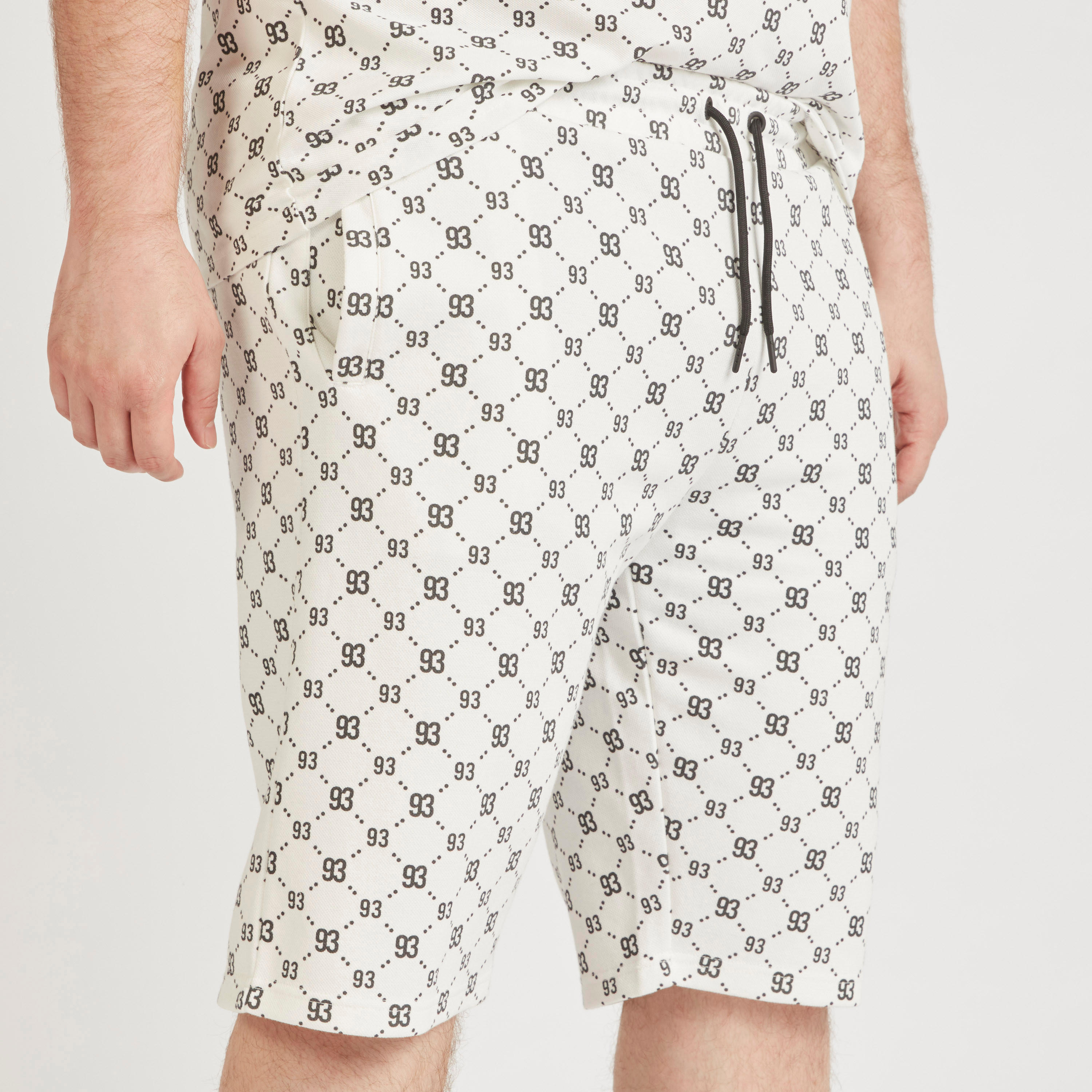 شورت بخصر متوسّط الارتفاع ورباط إغلاق وجيوب وطبعات-men-clothing-bottoms-shorts-image-7