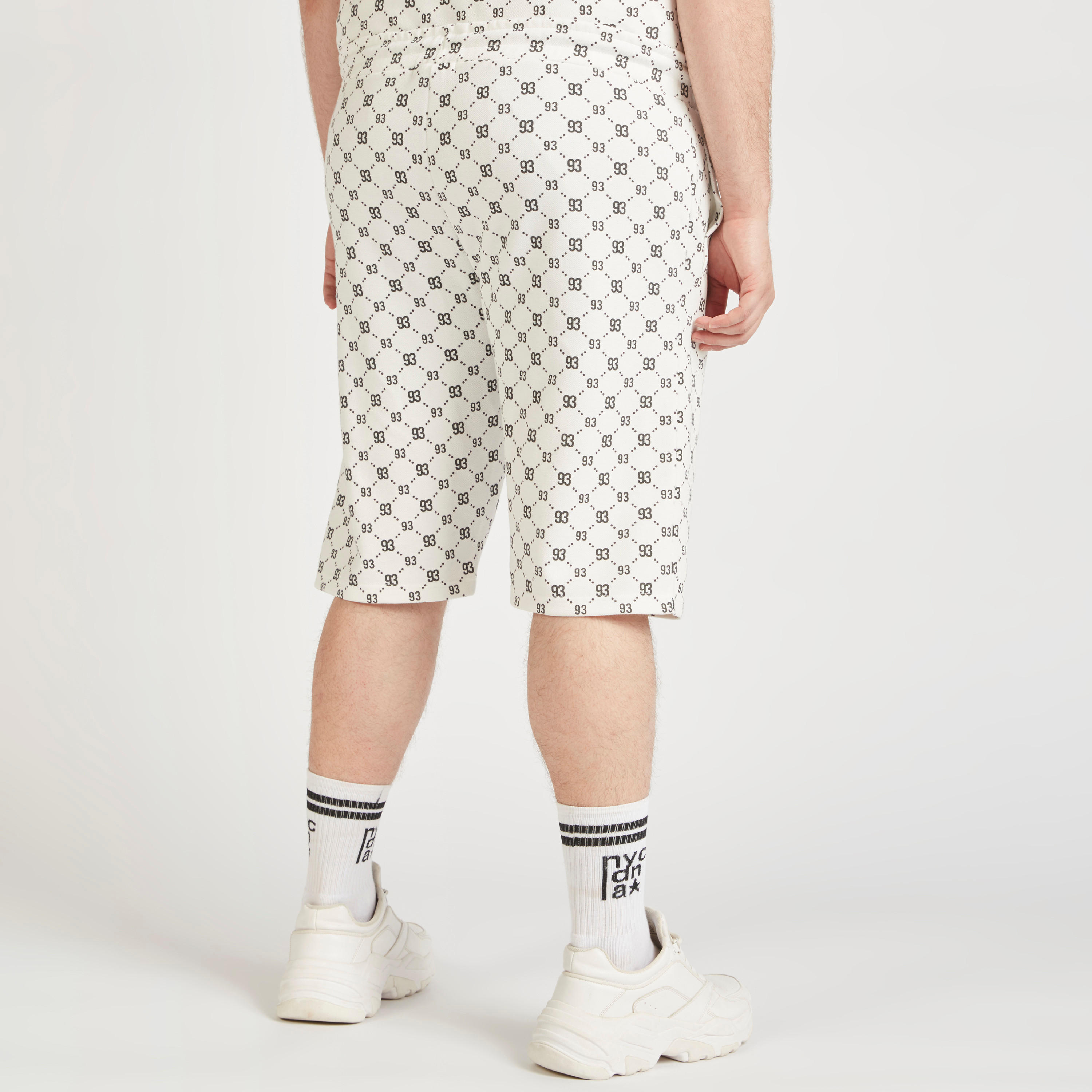 شورت بخصر متوسّط الارتفاع ورباط إغلاق وجيوب وطبعات-men-clothing-bottoms-shorts-image-8