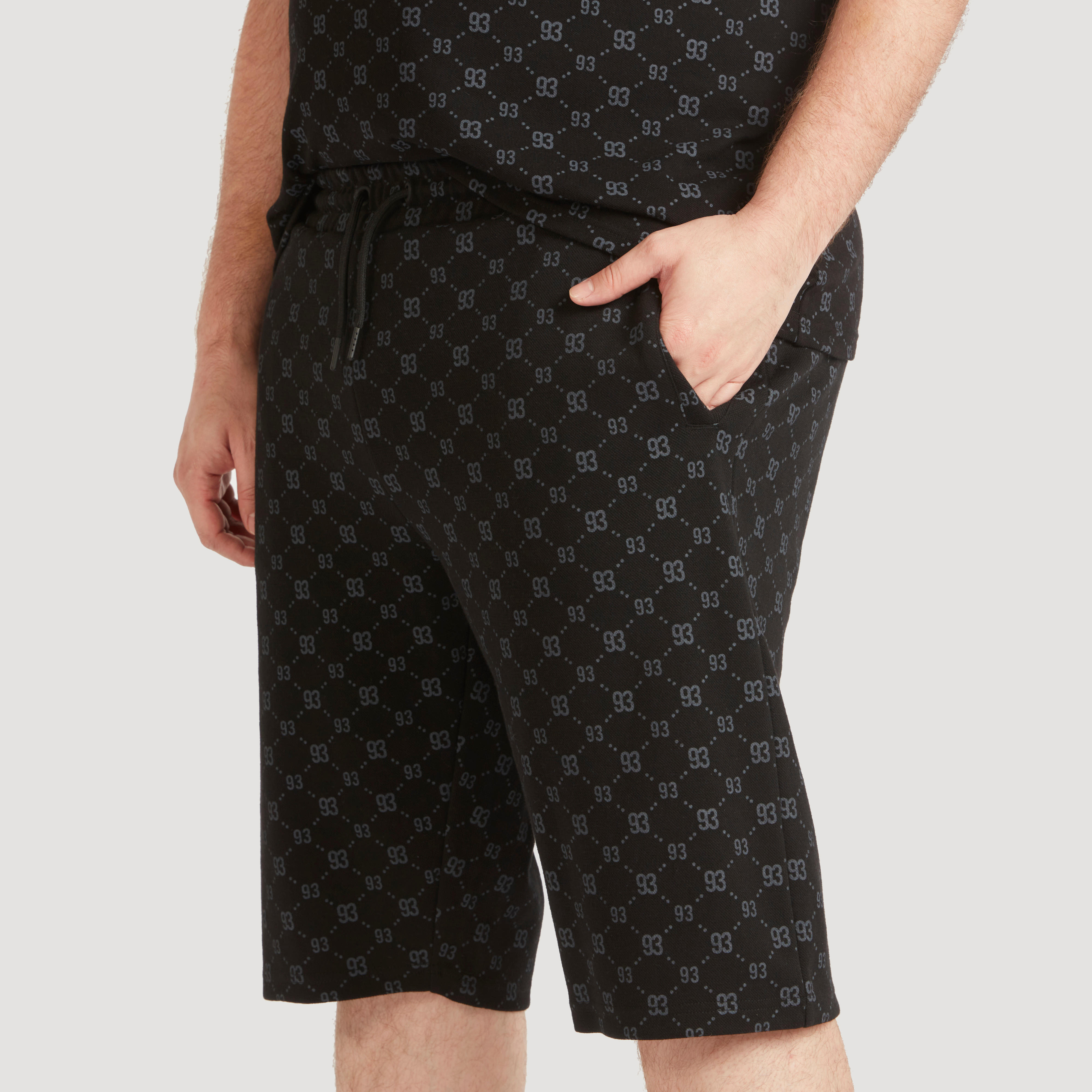 شورت بخصر متوسّط الارتفاع ورباط إغلاق وجيوب وطبعات-men-clothing-bottoms-shorts-image-1