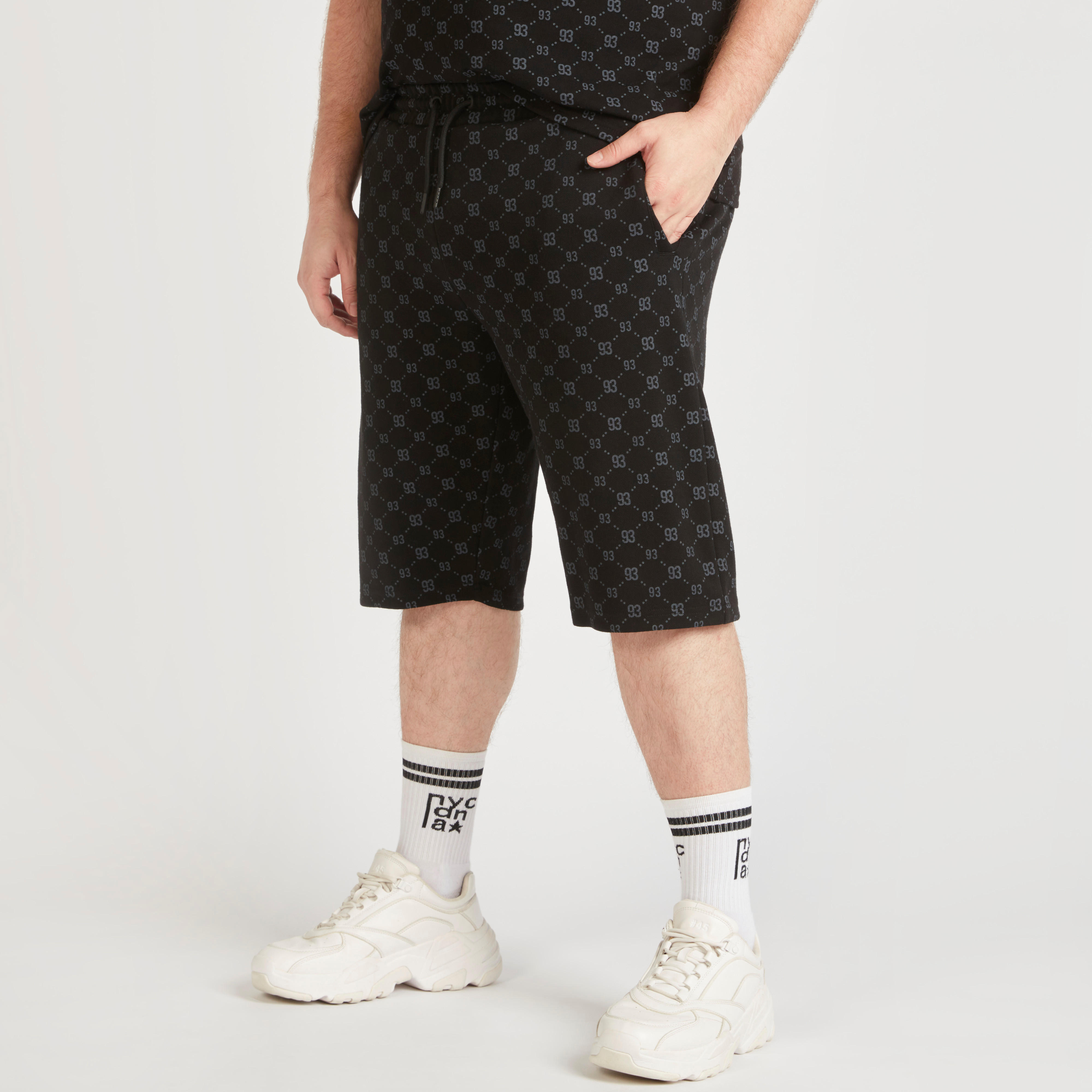 شورت بخصر متوسّط الارتفاع ورباط إغلاق وجيوب وطبعات-men-clothing-bottoms-shorts-image-3