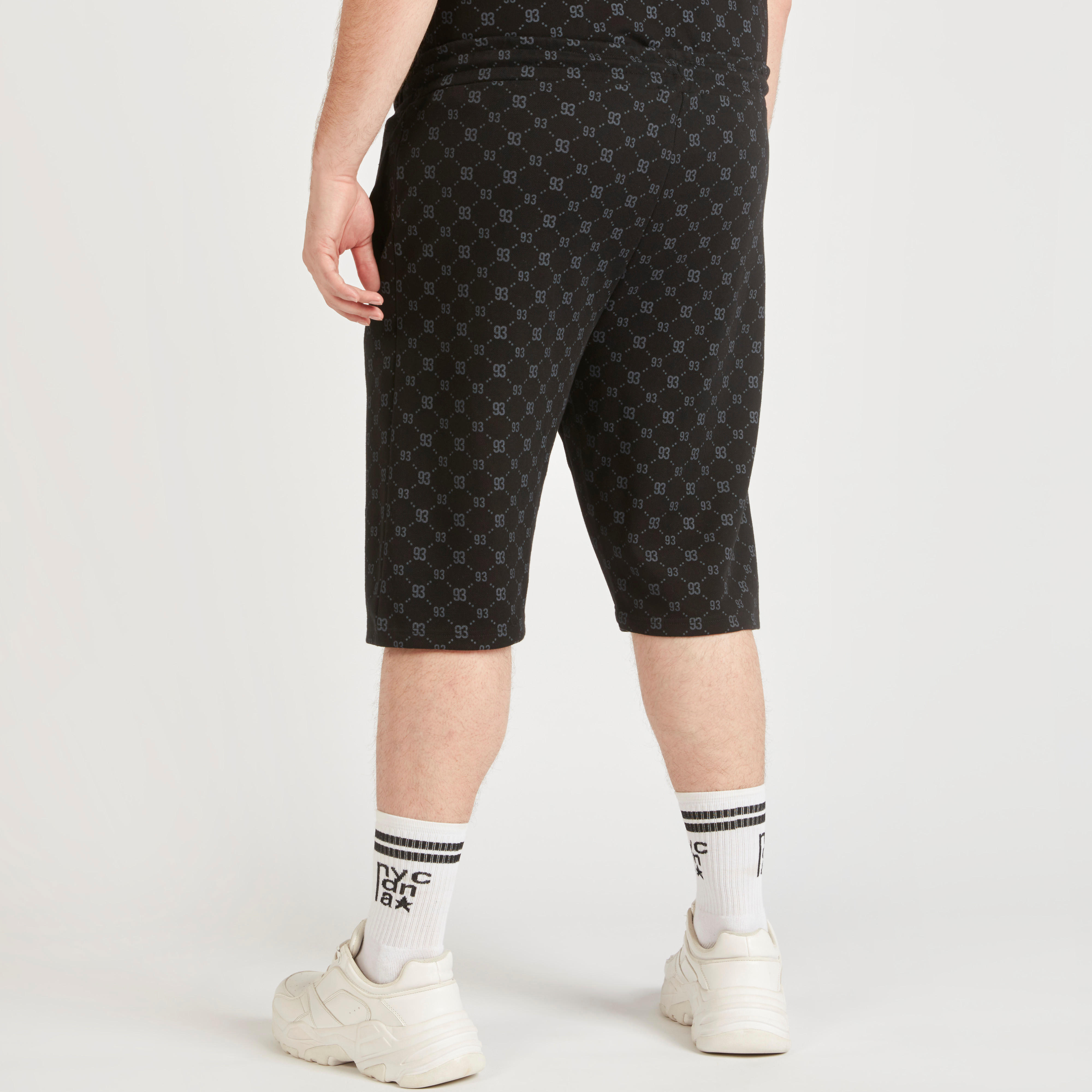 شورت بخصر متوسّط الارتفاع ورباط إغلاق وجيوب وطبعات-men-clothing-bottoms-shorts-image-4